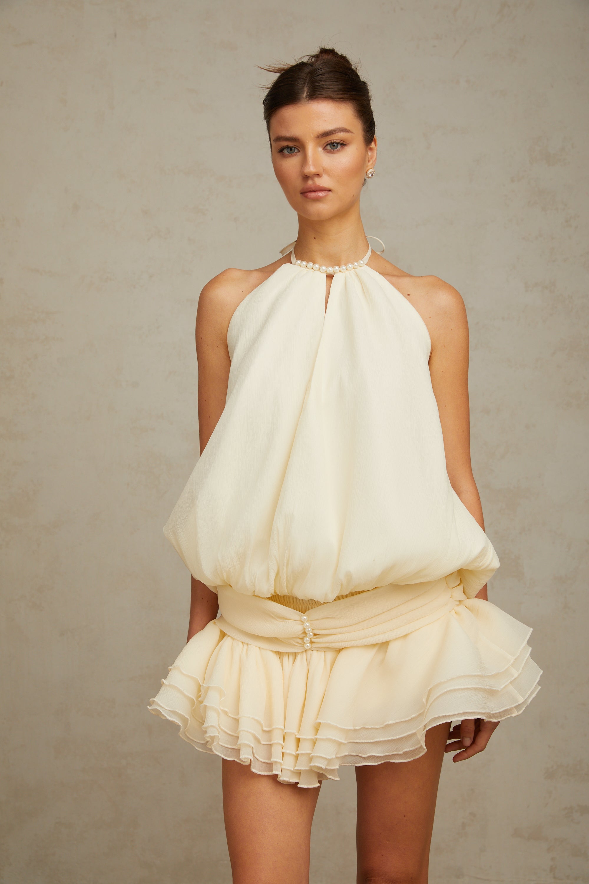 فستان قصير من Bérénice باللون الأبيض مع رقبة على شكل حرف V ولؤلؤ صناعي