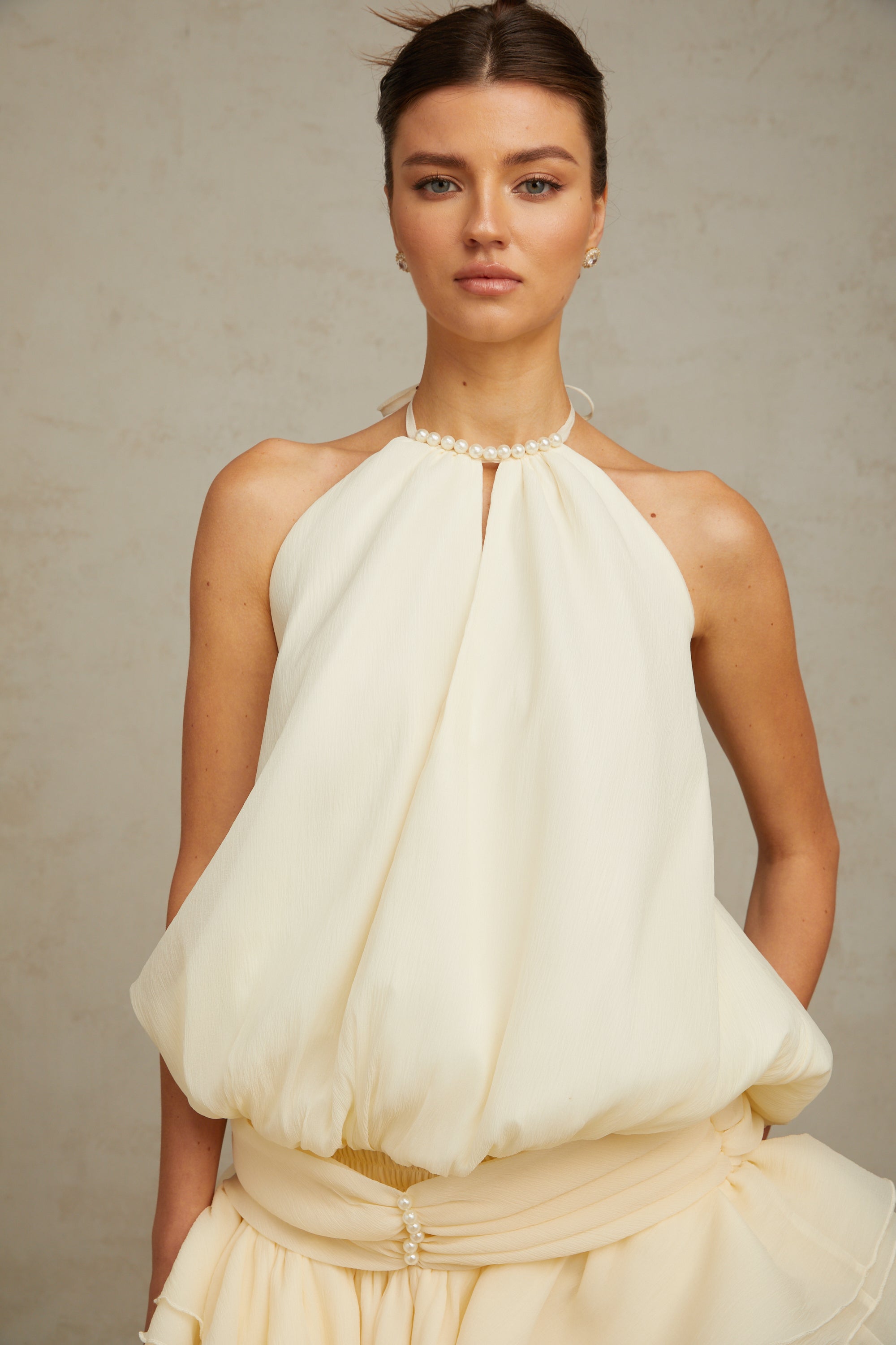 فستان قصير من Bérénice باللون الأبيض مع رقبة على شكل حرف V ولؤلؤ صناعي