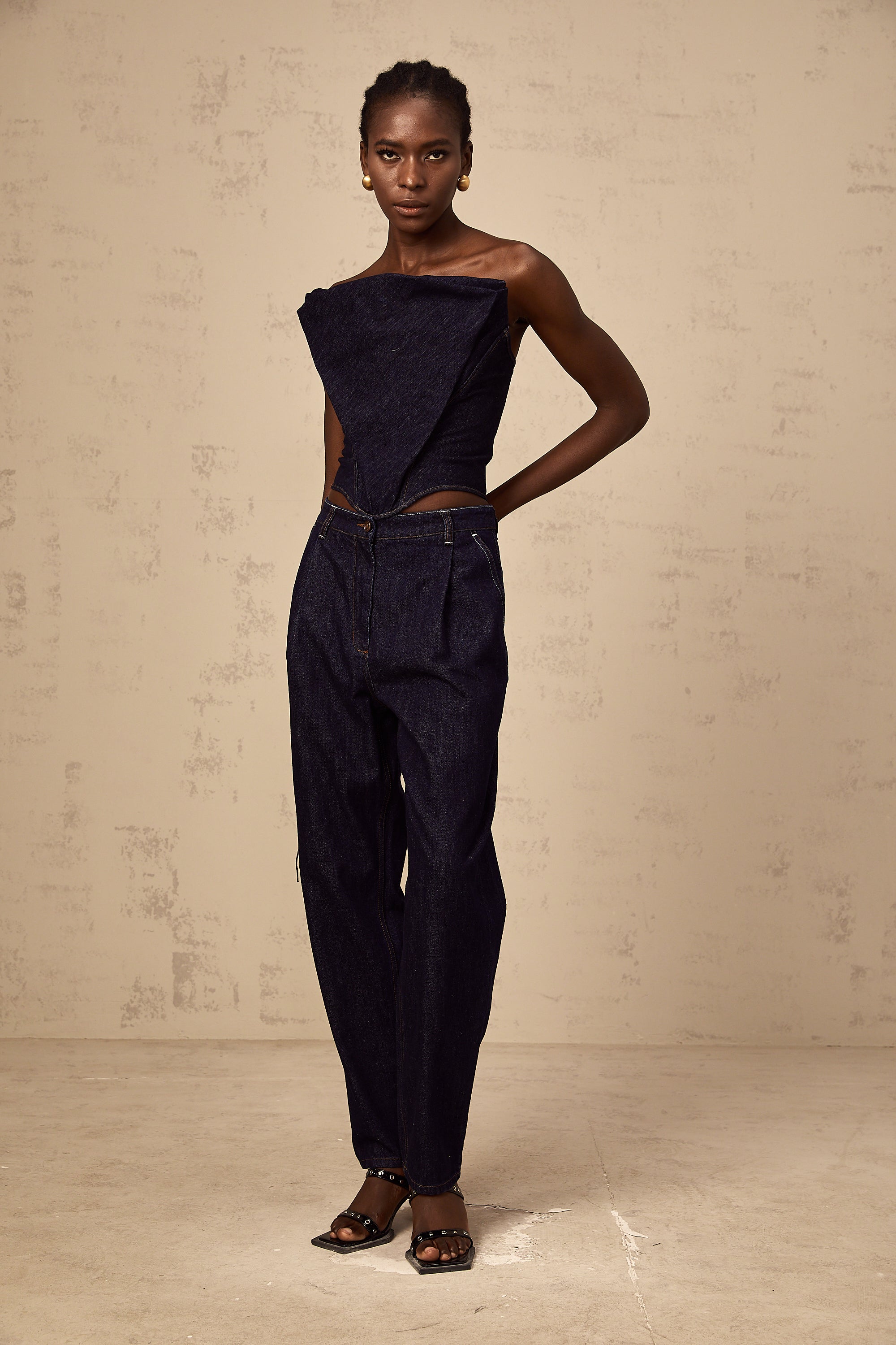 بنطلون جينز داناي أزرق بخصر مرتفع وتفاصيل مطوية