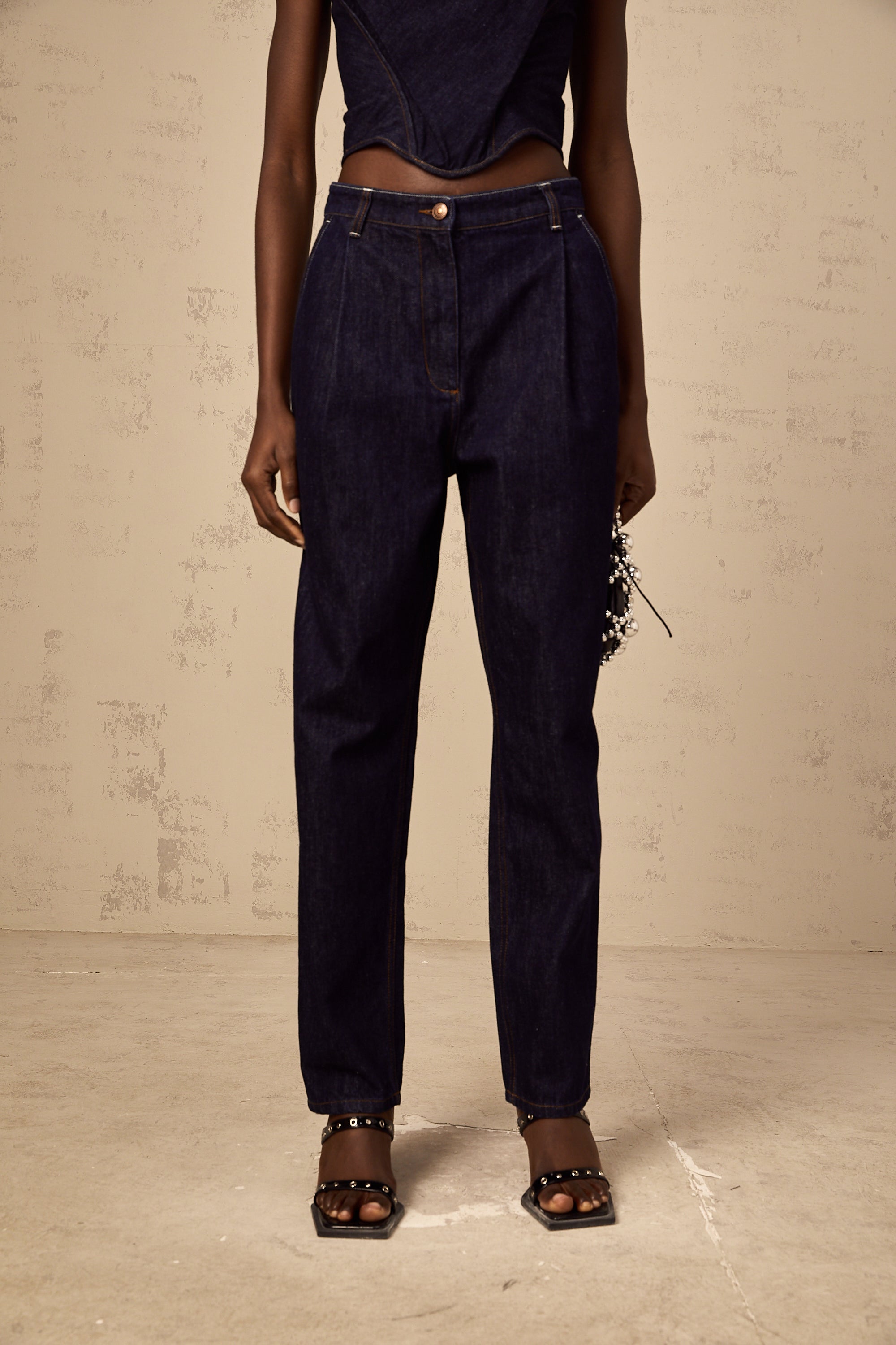 بنطلون جينز داناي أزرق بخصر مرتفع وتفاصيل مطوية