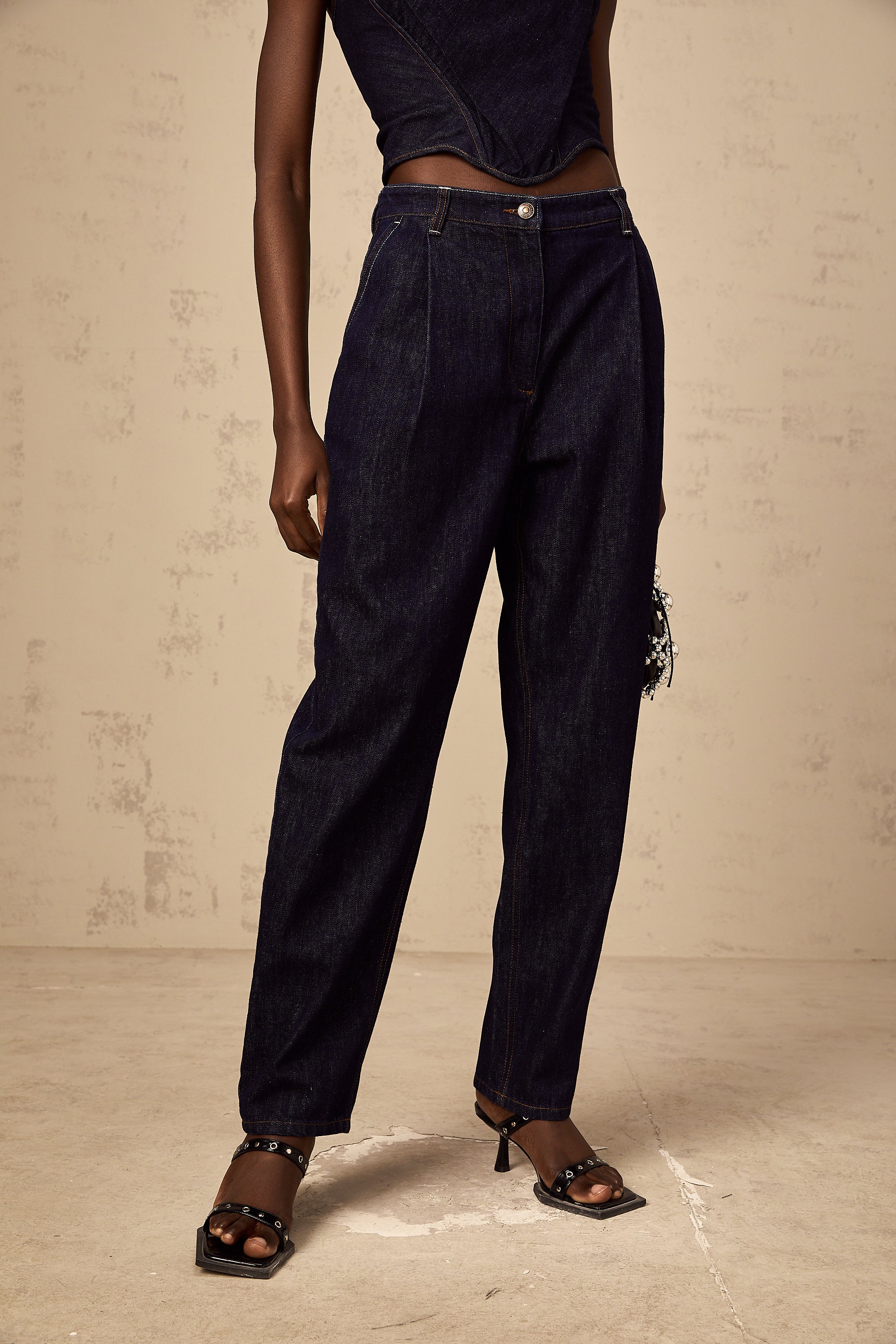 بنطلون جينز داناي أزرق بخصر مرتفع وتفاصيل مطوية