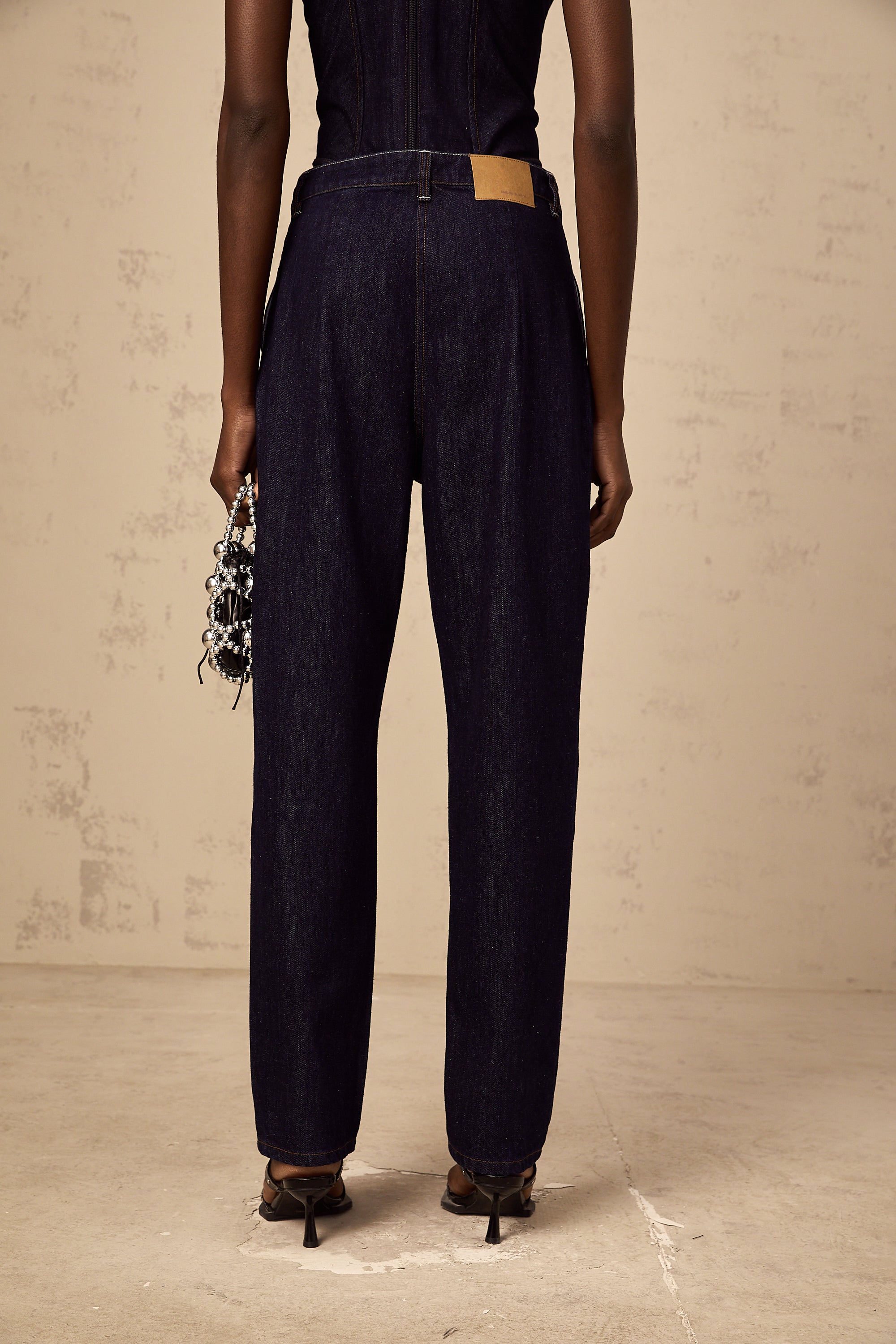 بنطلون جينز داناي أزرق بخصر مرتفع وتفاصيل مطوية