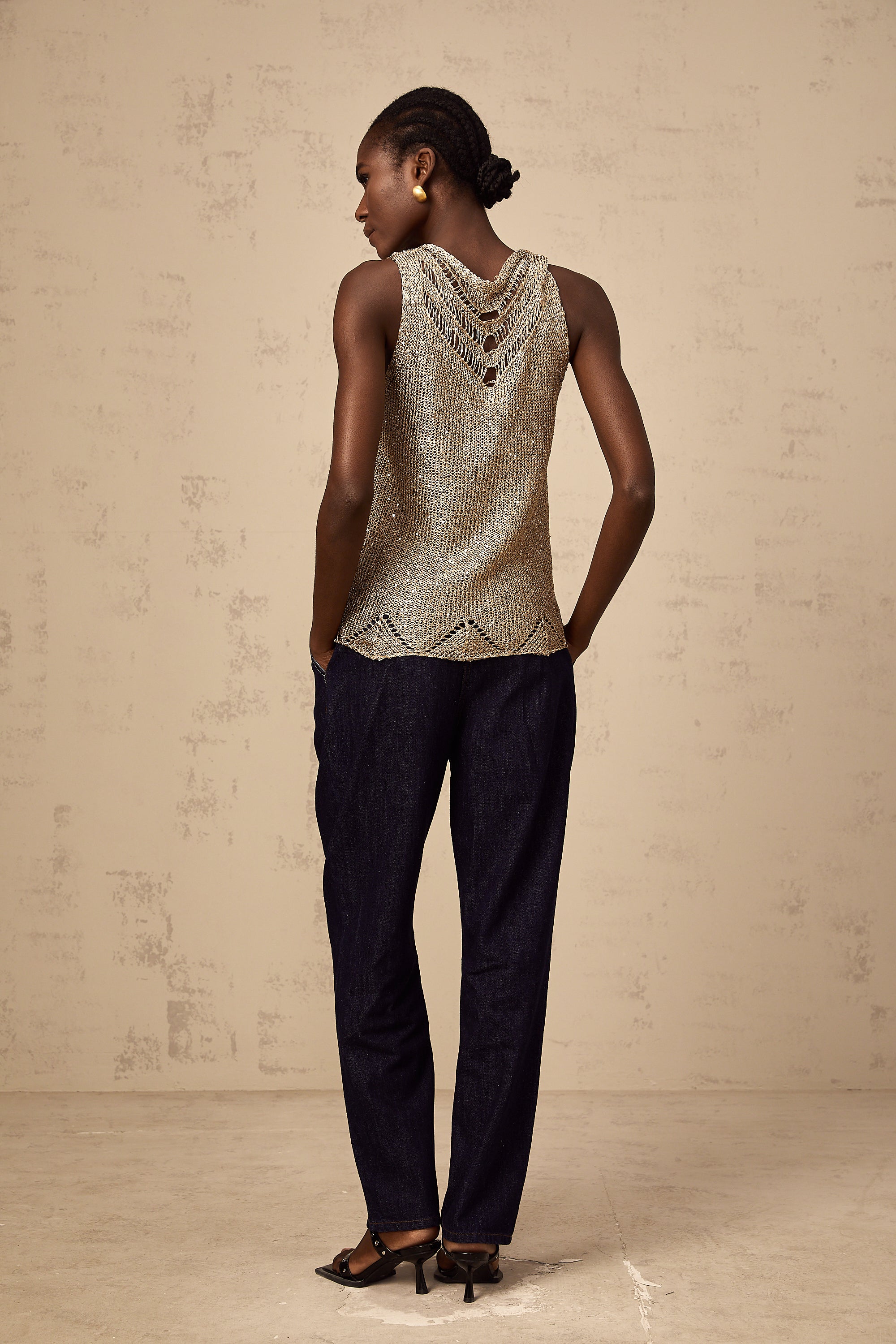 Cyrine – Gehäkeltes Trägertop mit goldenen Pailletten