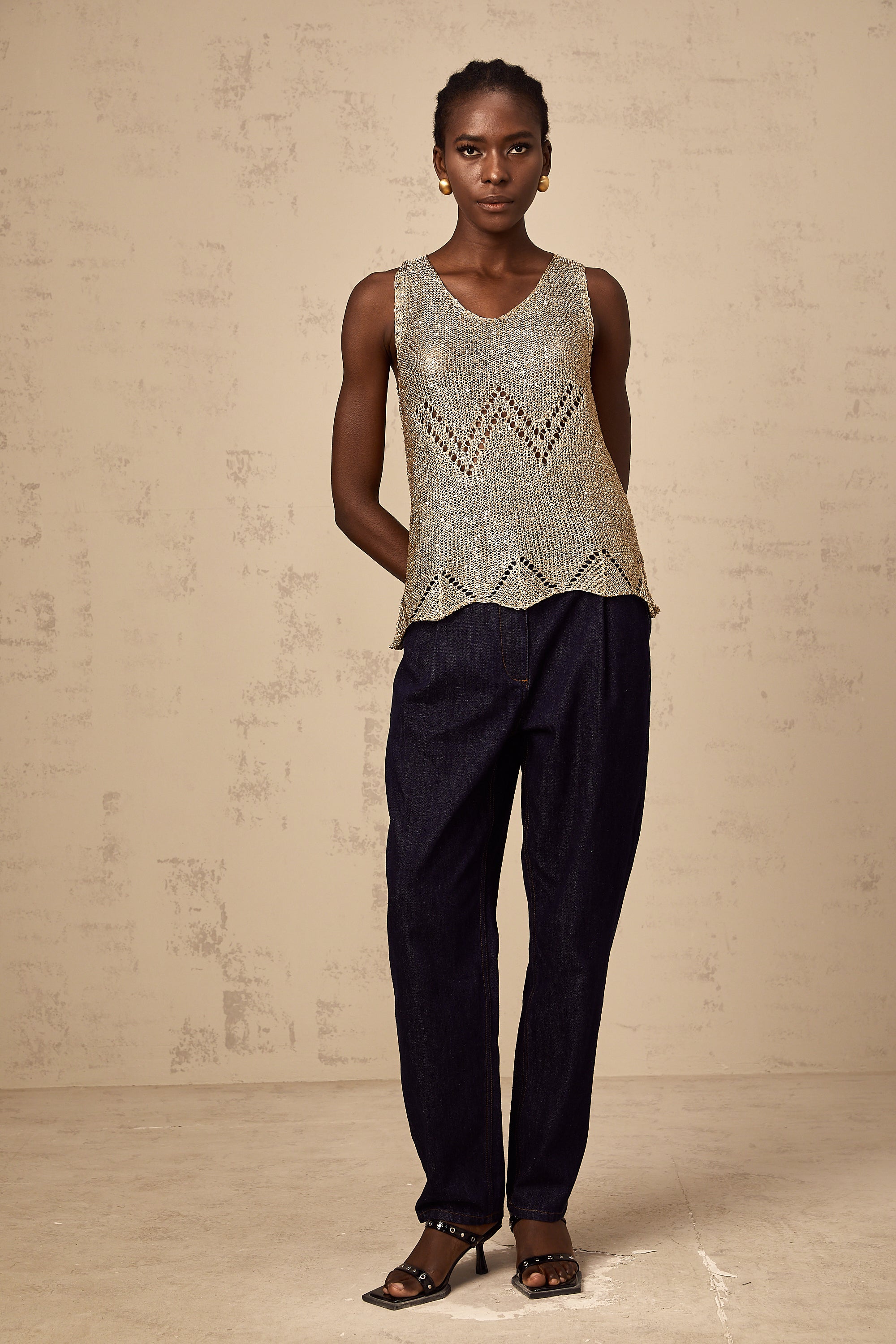 Cyrine – Gehäkeltes Trägertop mit goldenen Pailletten