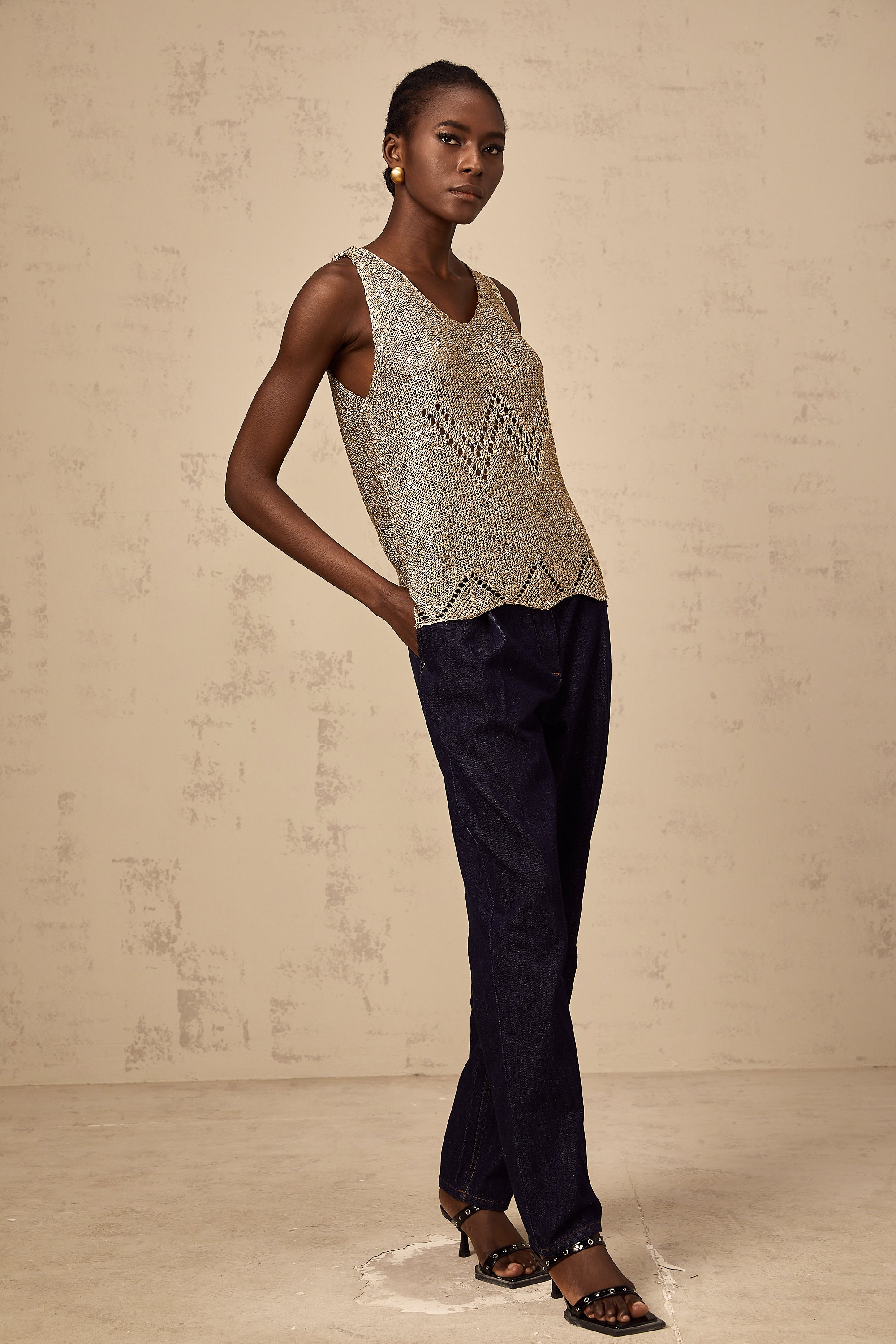 Cyrine – Gehäkeltes Trägertop mit goldenen Pailletten