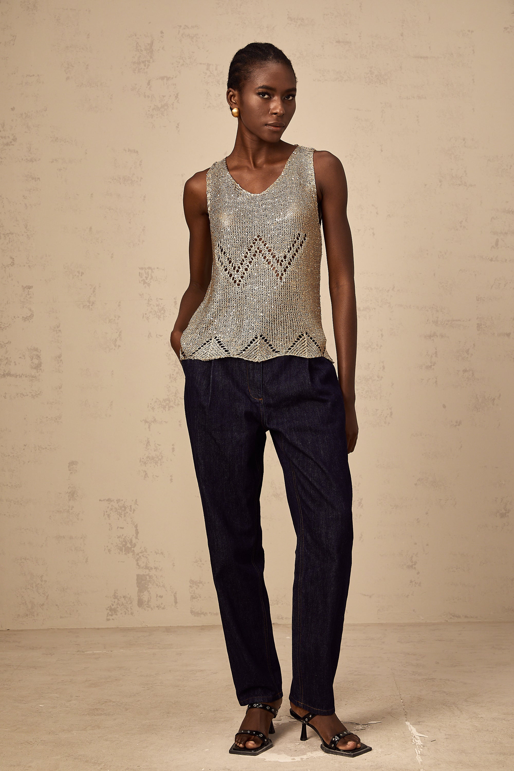 Cyrine – Gehäkeltes Trägertop mit goldenen Pailletten