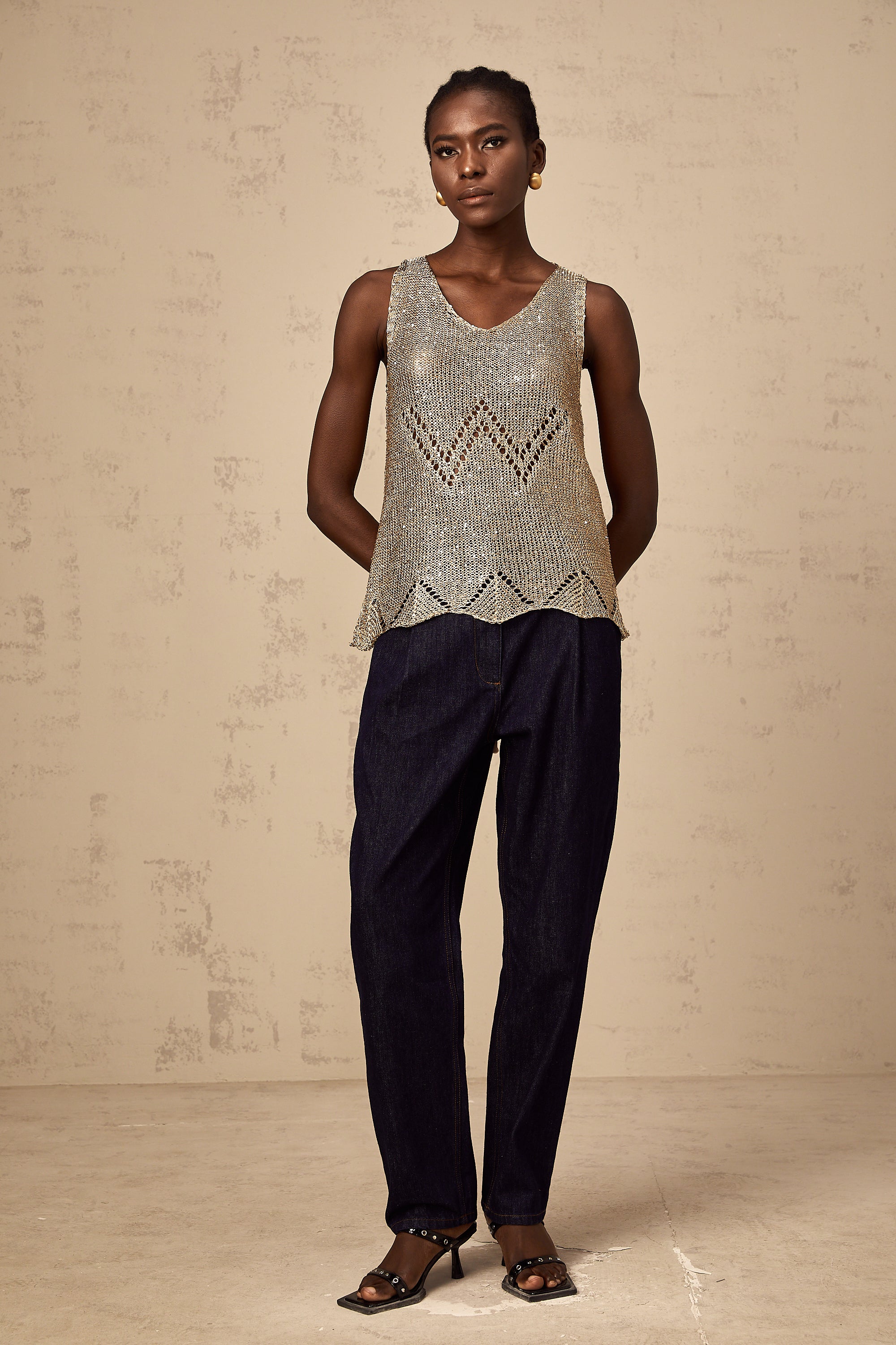 Cyrine – Gehäkeltes Trägertop mit goldenen Pailletten