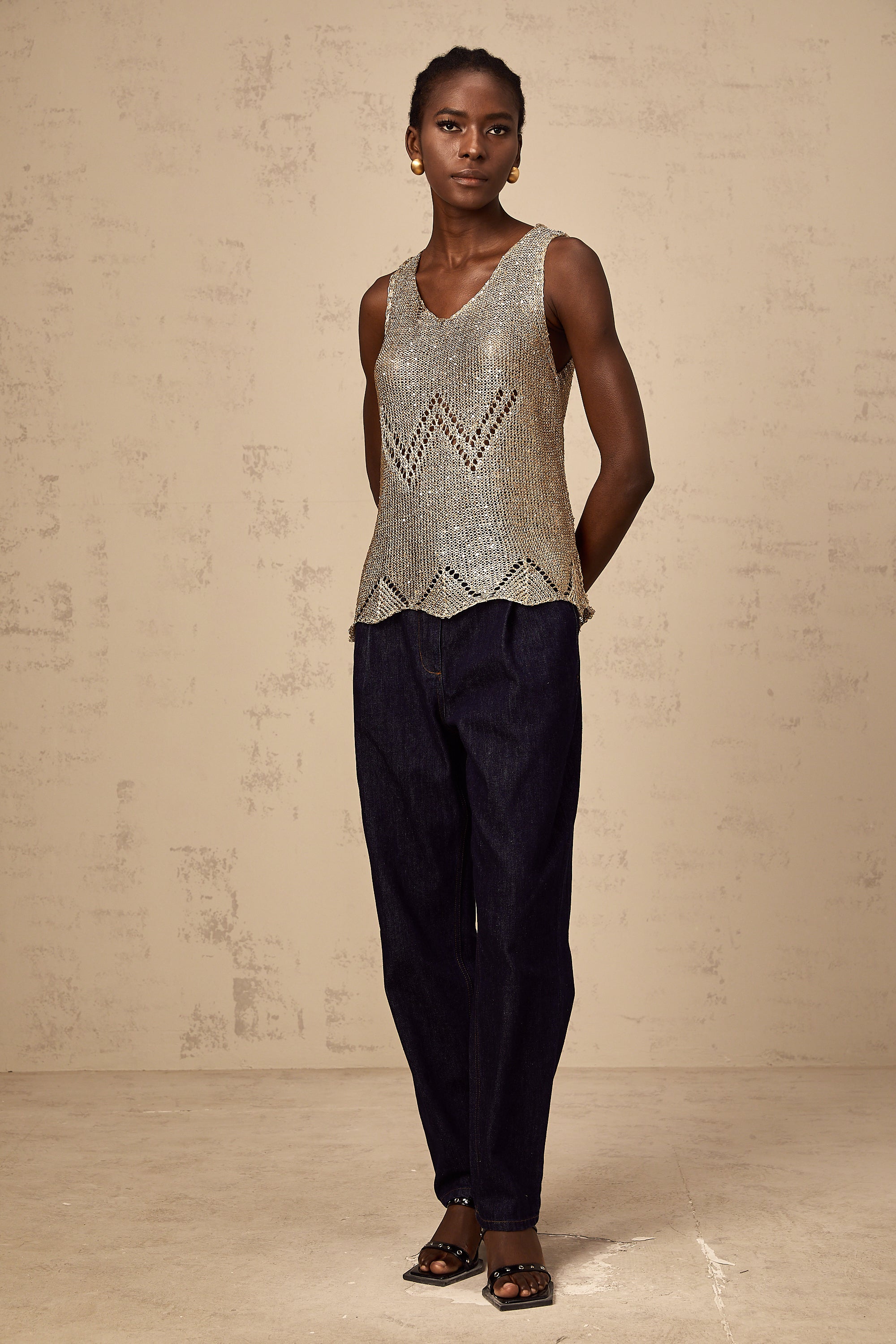 Cyrine – Gehäkeltes Trägertop mit goldenen Pailletten