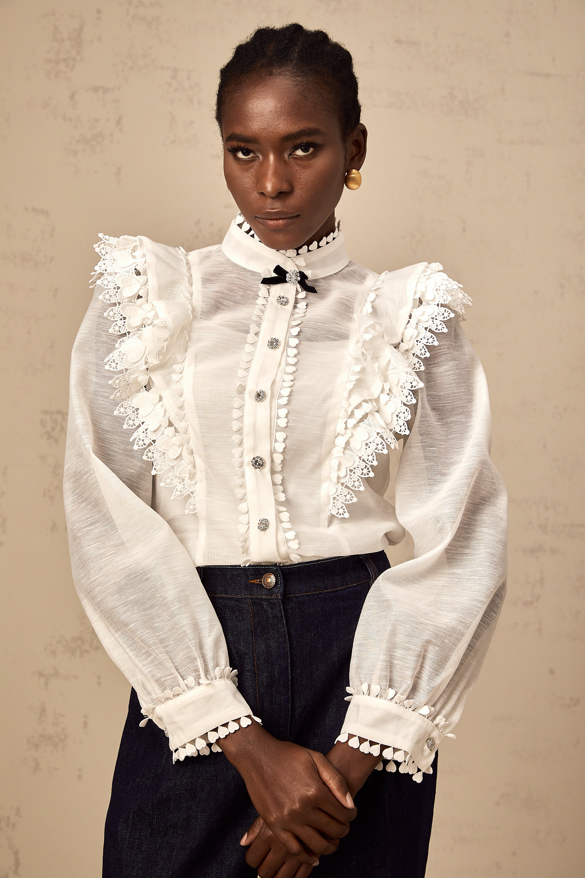 قميص كابوسين شبه شفاف بحواف من الدانتيل باللون الأبيض