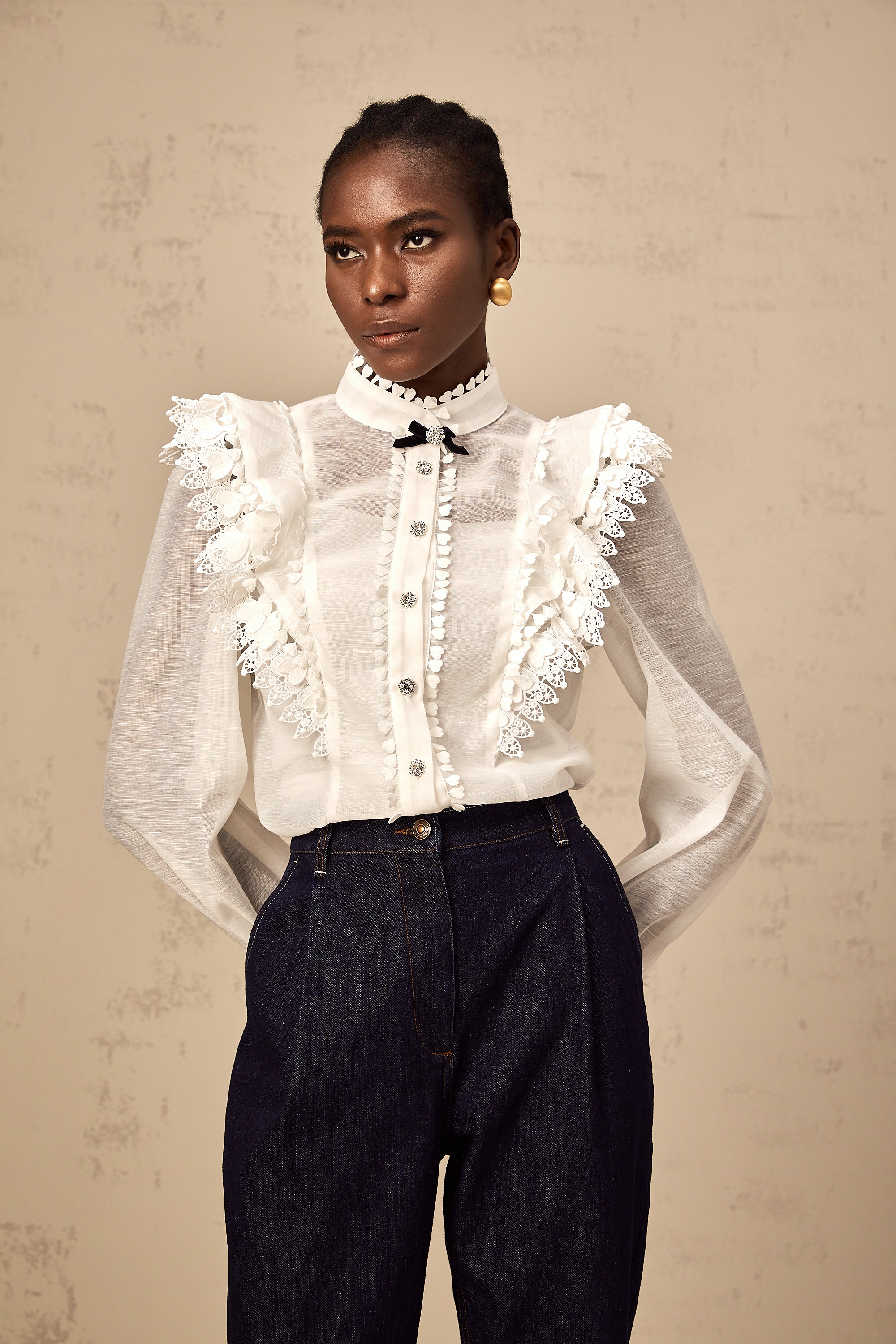 قميص كابوسين شبه شفاف بحواف من الدانتيل باللون الأبيض