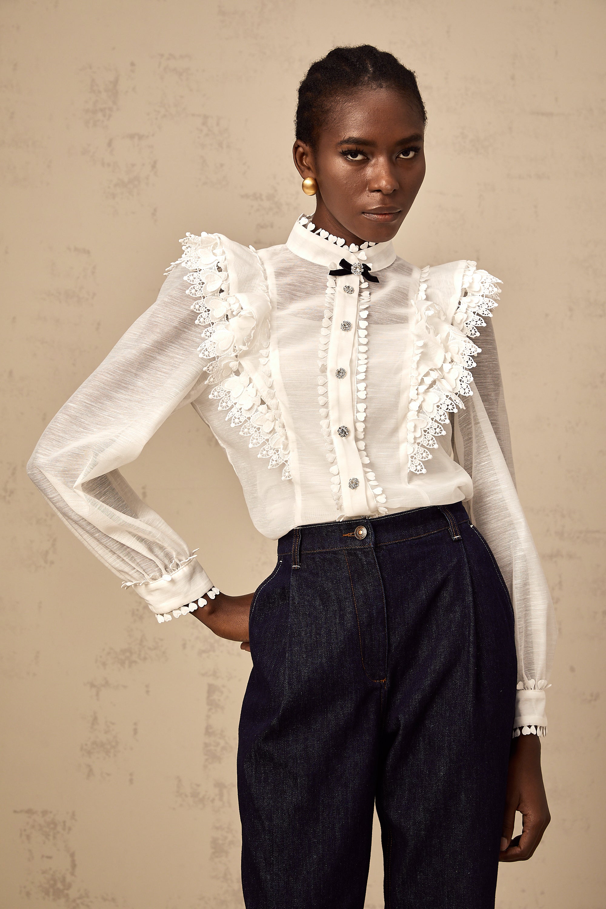 قميص كابوسين شبه شفاف بحواف من الدانتيل باللون الأبيض