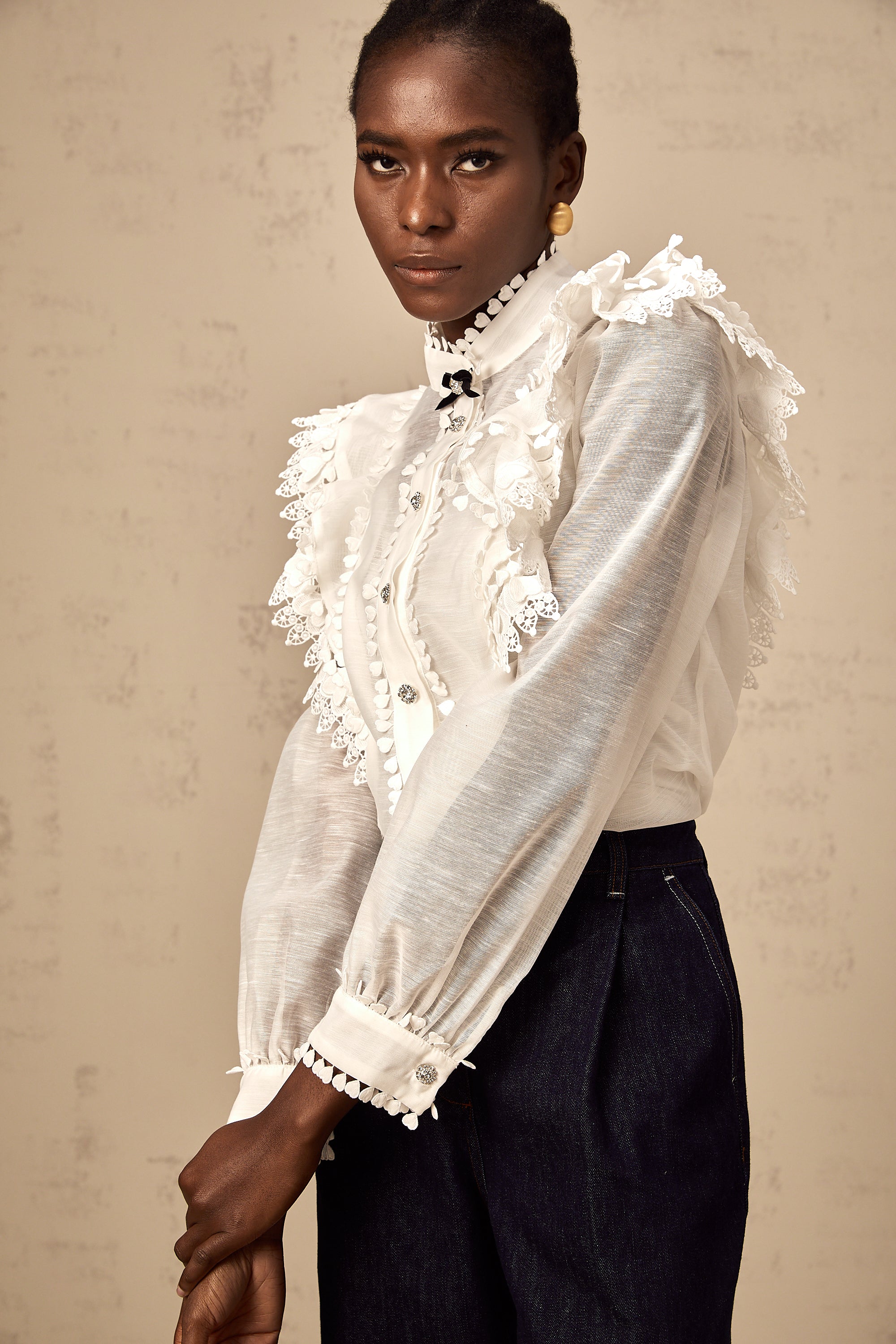 قميص كابوسين شبه شفاف بحواف من الدانتيل باللون الأبيض