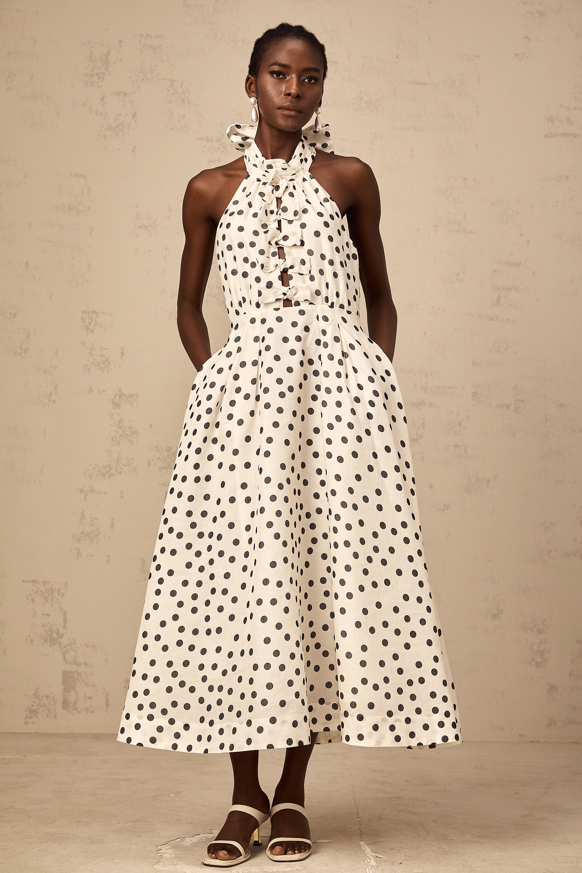 Audrey – Weißes Midikleid mit Schleife und Punkten