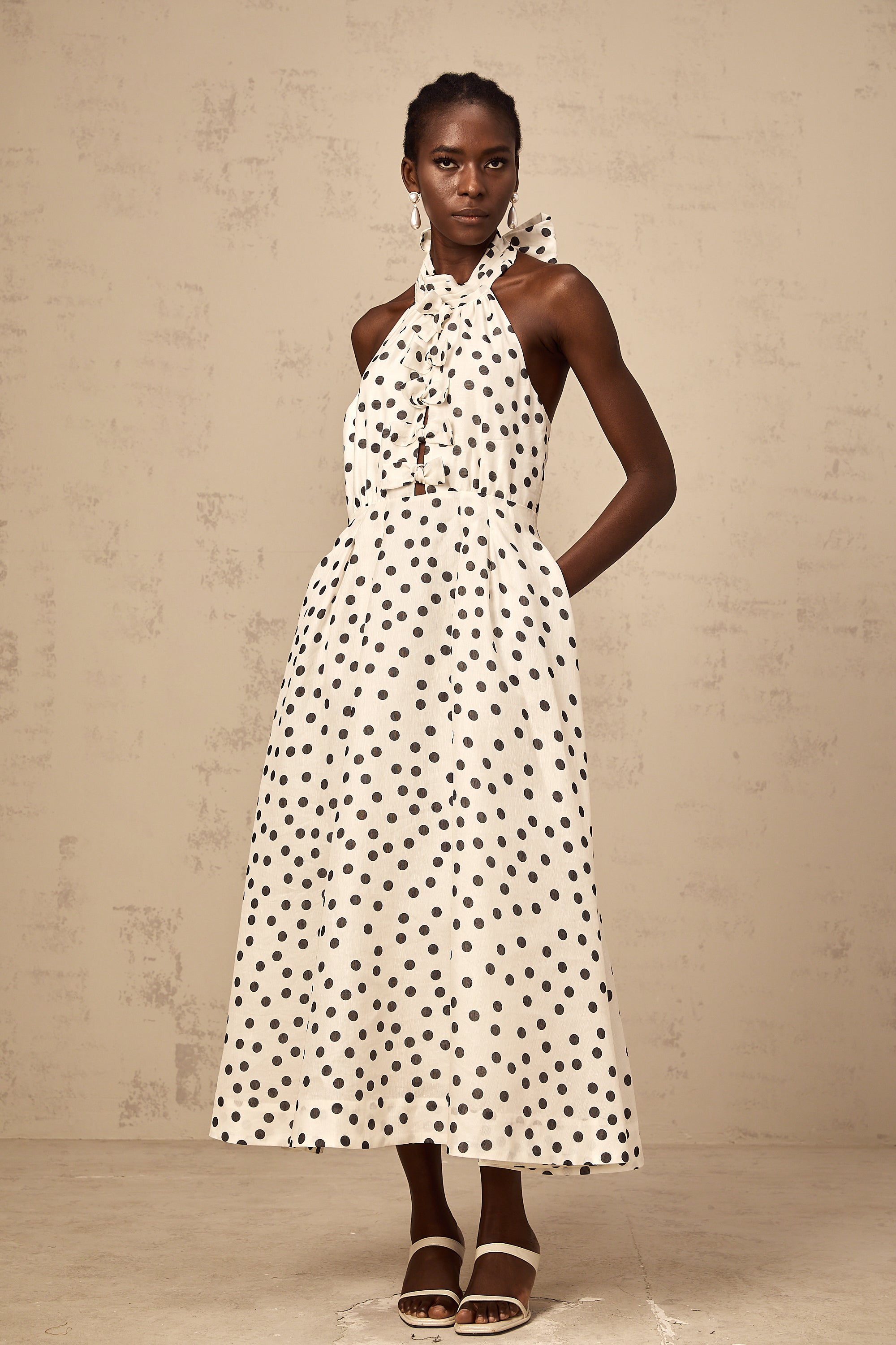 Audrey – Weißes Midikleid mit Schleife und Punkten