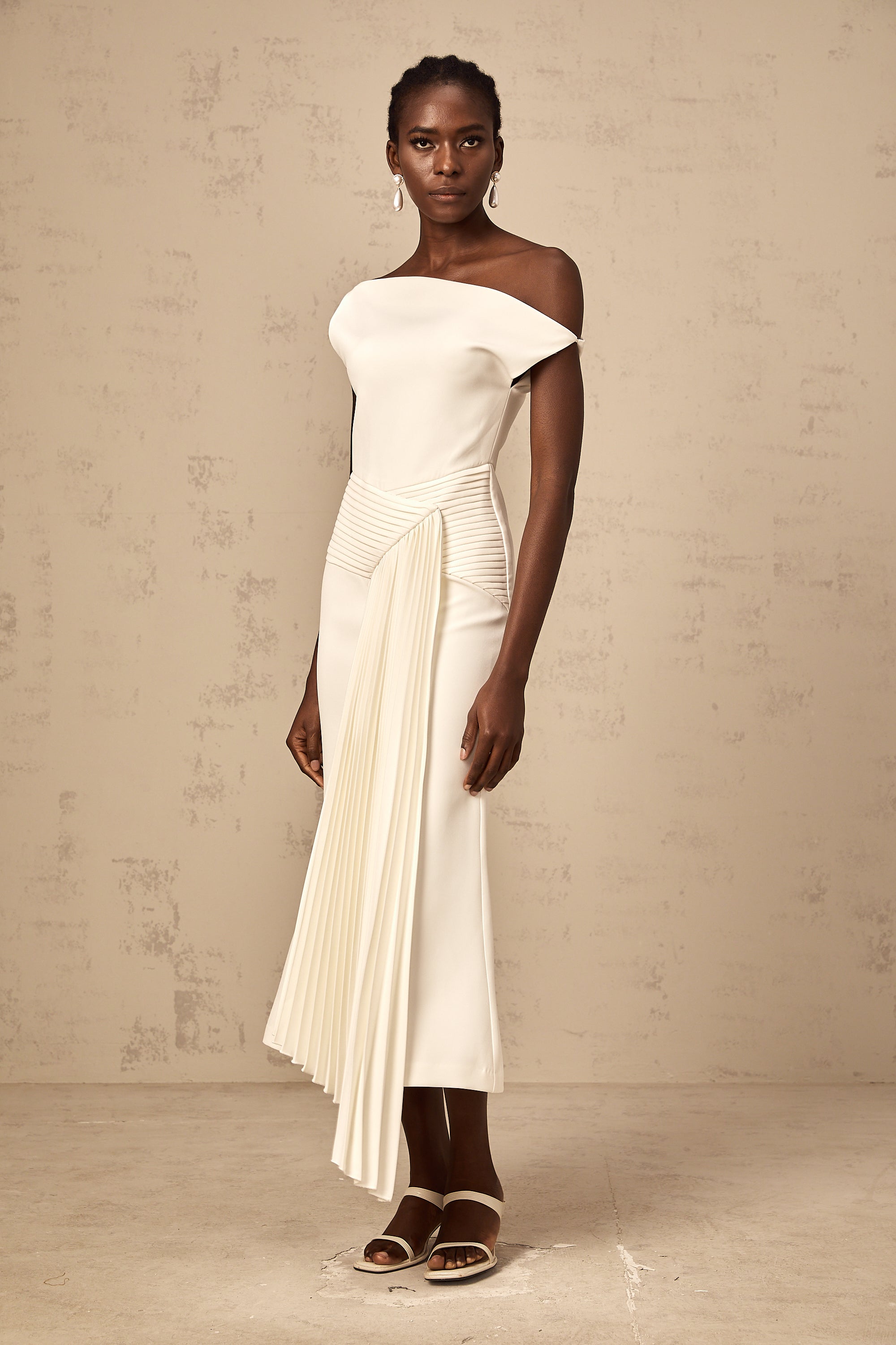 فستان لورين متوسط الطول بتصميم غير متماثل باللون الأبيض