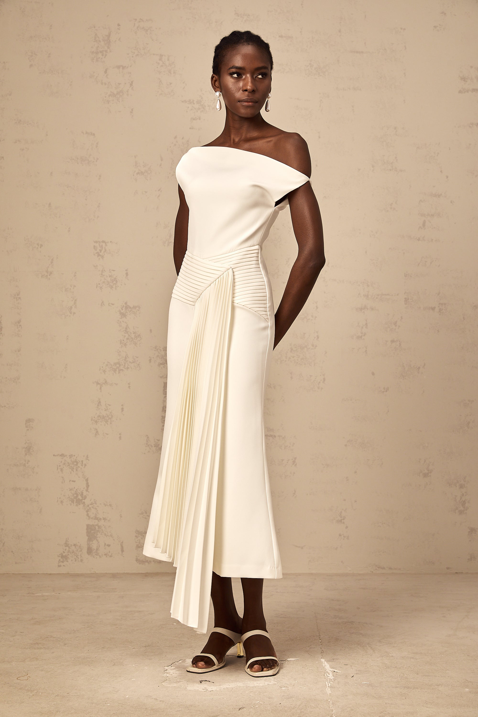 فستان لورين متوسط الطول بتصميم غير متماثل باللون الأبيض