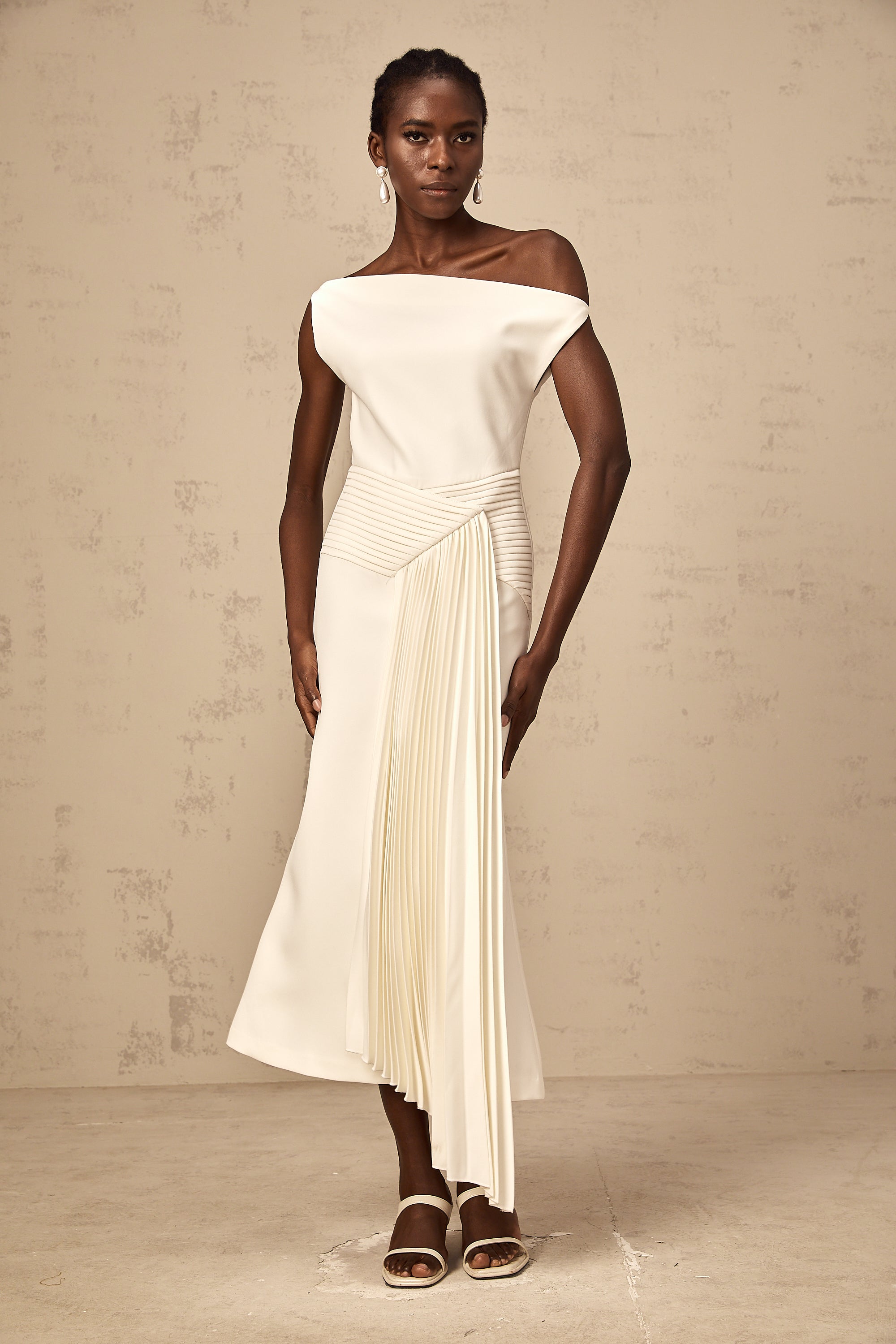 فستان لورين متوسط الطول بتصميم غير متماثل باللون الأبيض