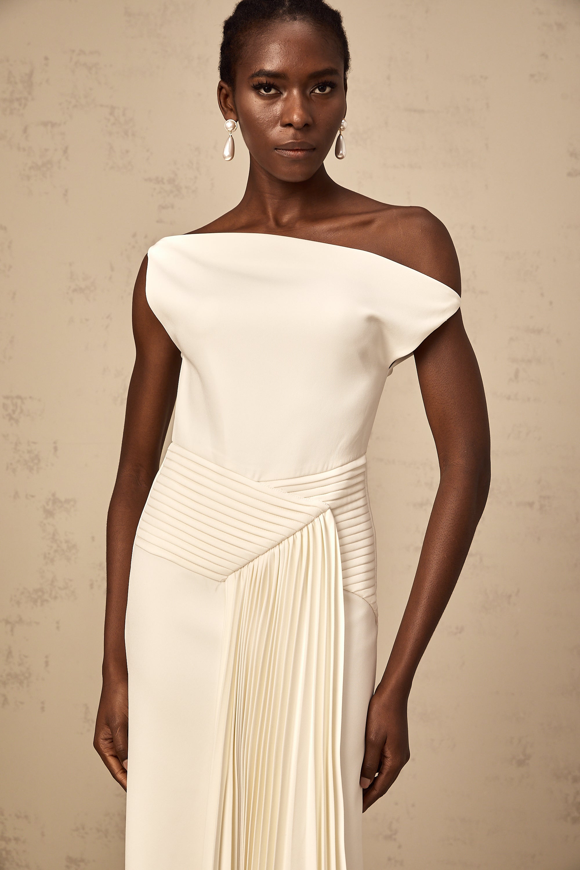 فستان لورين متوسط الطول بتصميم غير متماثل باللون الأبيض