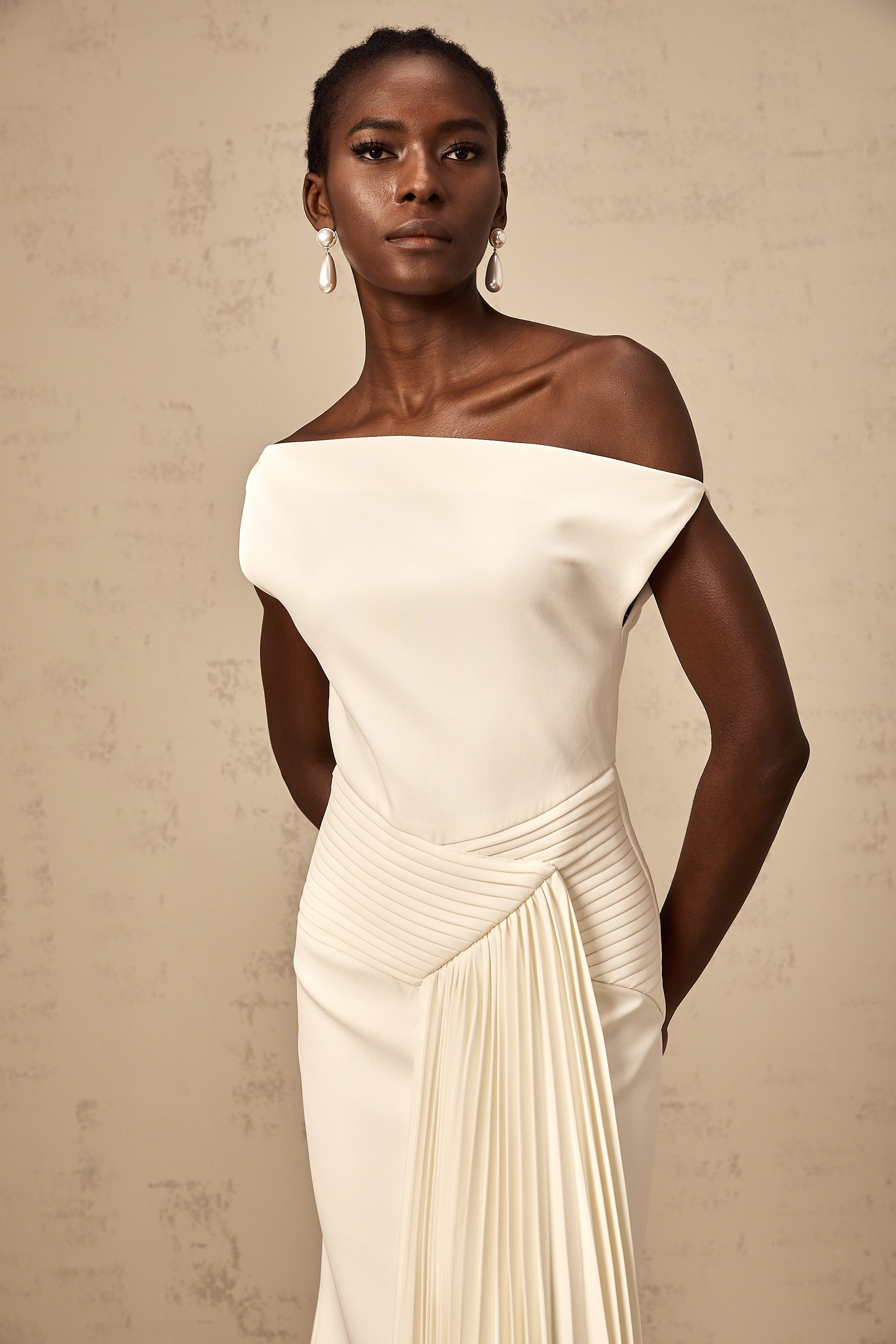 فستان لورين متوسط الطول بتصميم غير متماثل باللون الأبيض