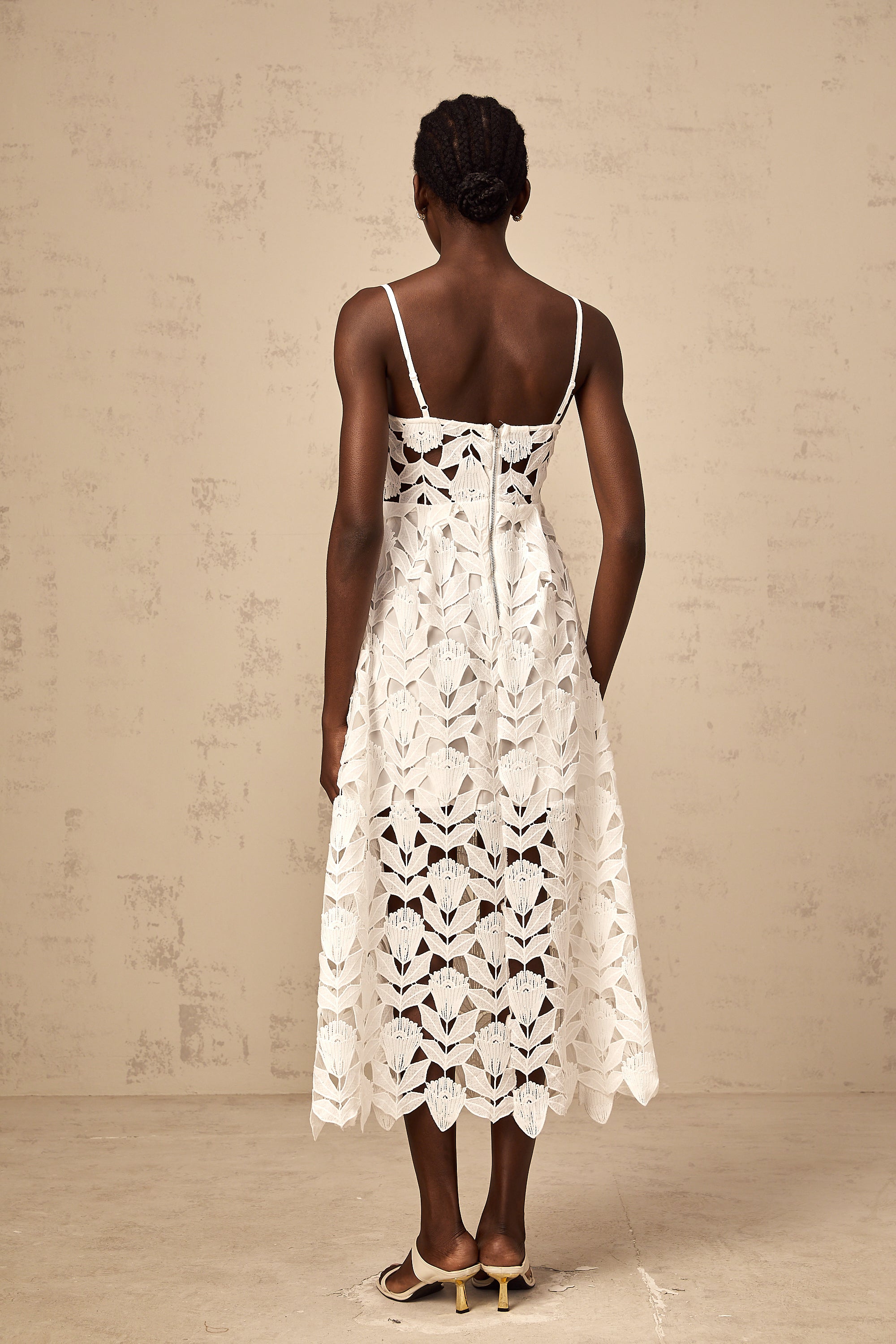 فستان دلفين متوسط الطول من الدانتيل بفتحة بيضاء