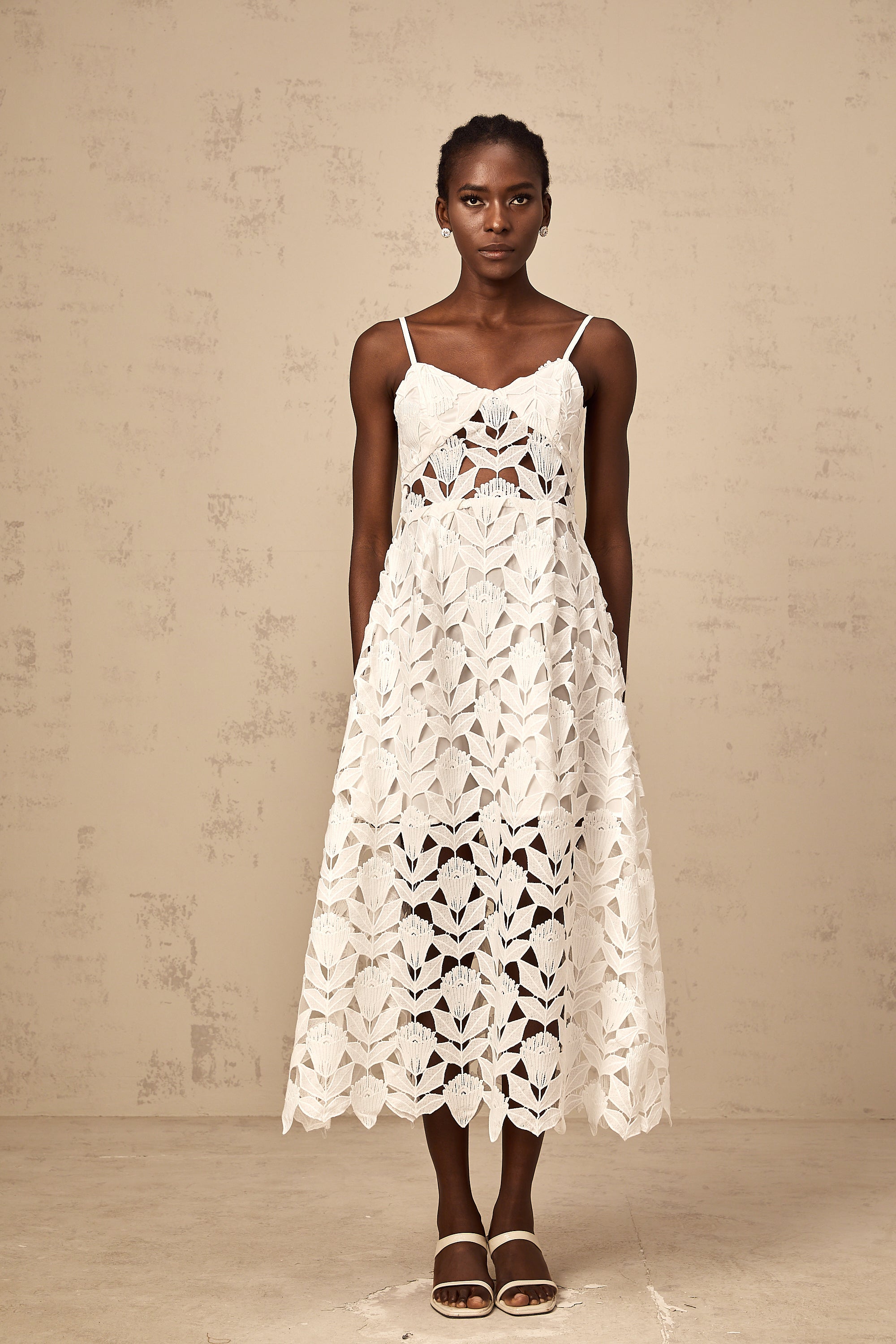 فستان دلفين متوسط الطول من الدانتيل بفتحة بيضاء