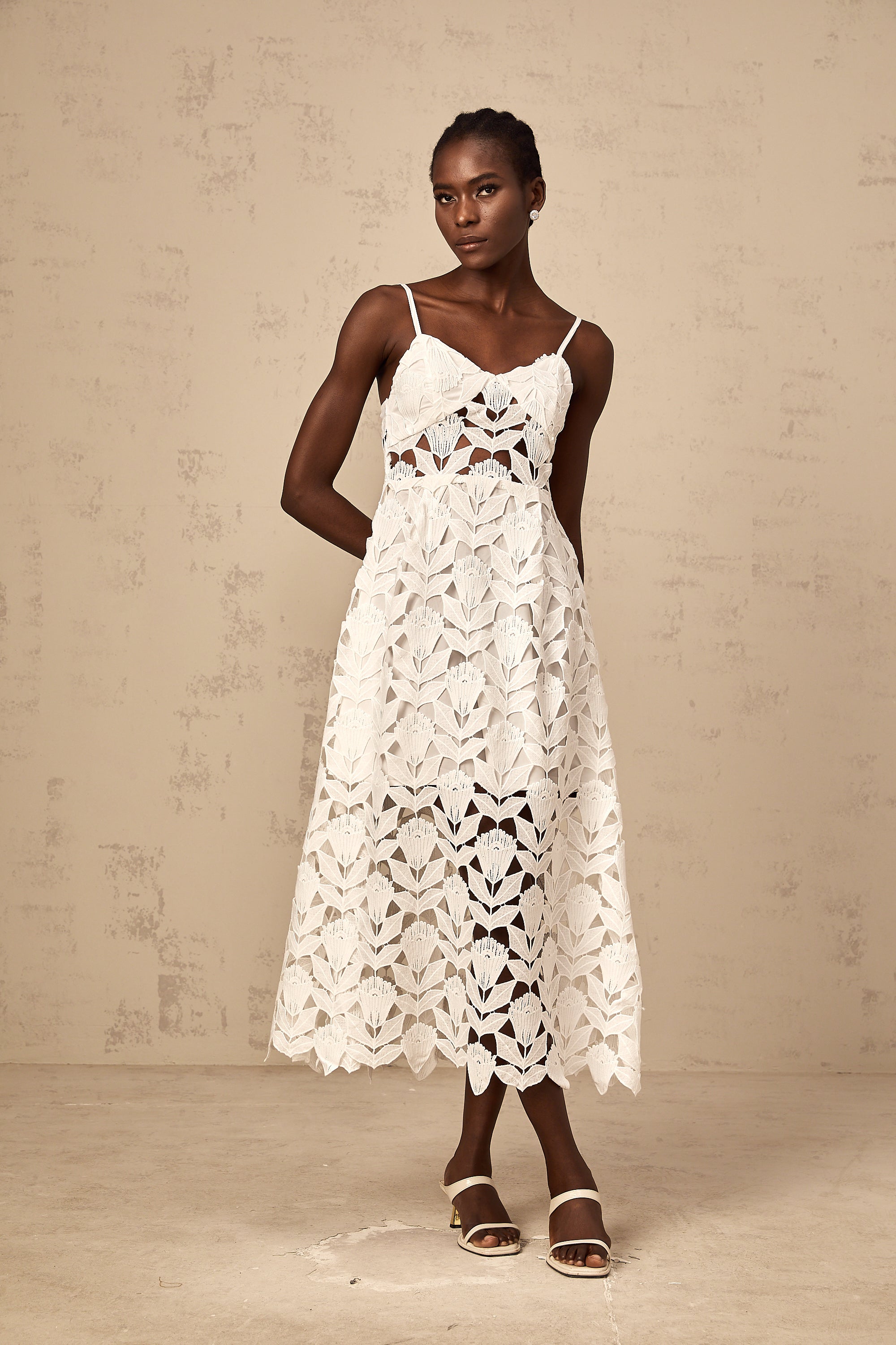 فستان دلفين متوسط الطول من الدانتيل بفتحة بيضاء