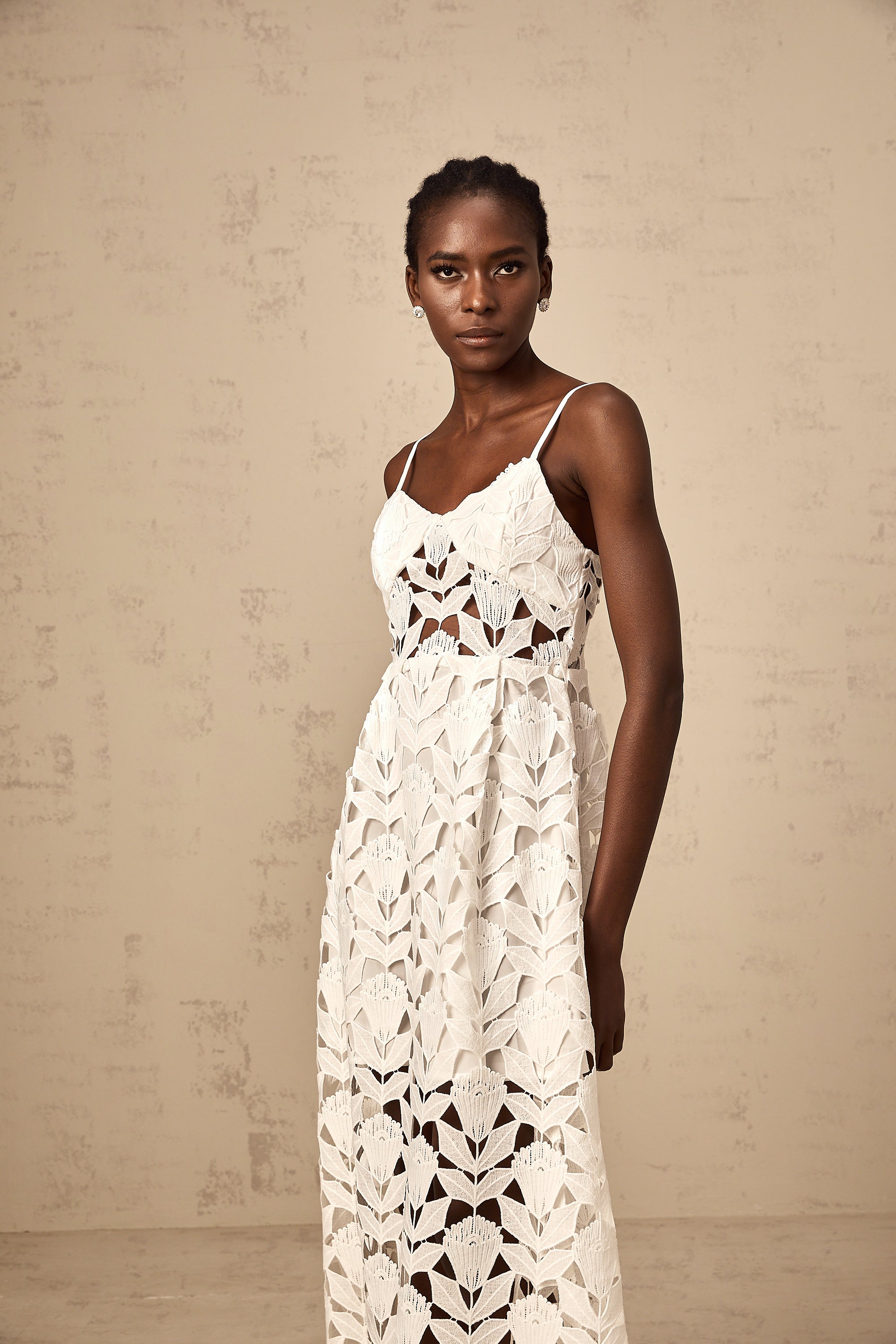 فستان دلفين متوسط الطول من الدانتيل بفتحة بيضاء