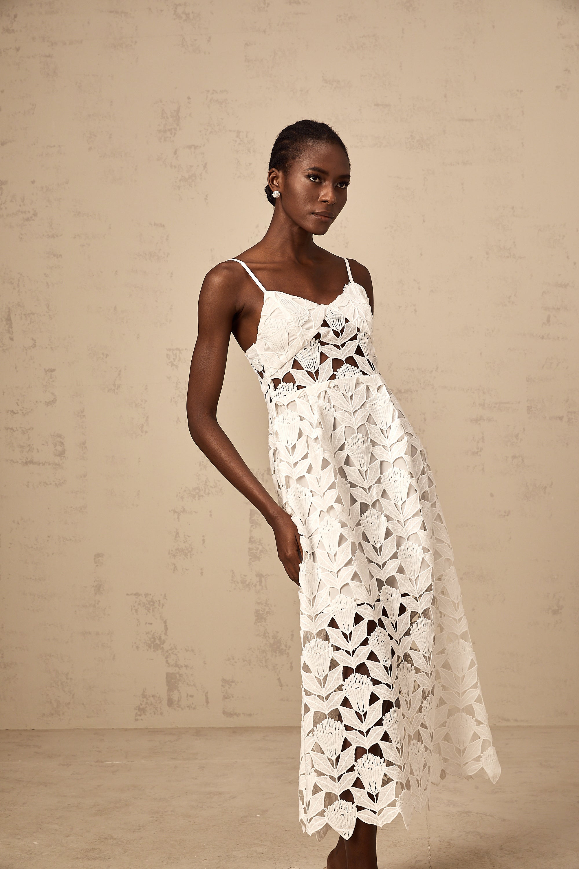 فستان دلفين متوسط الطول من الدانتيل بفتحة بيضاء