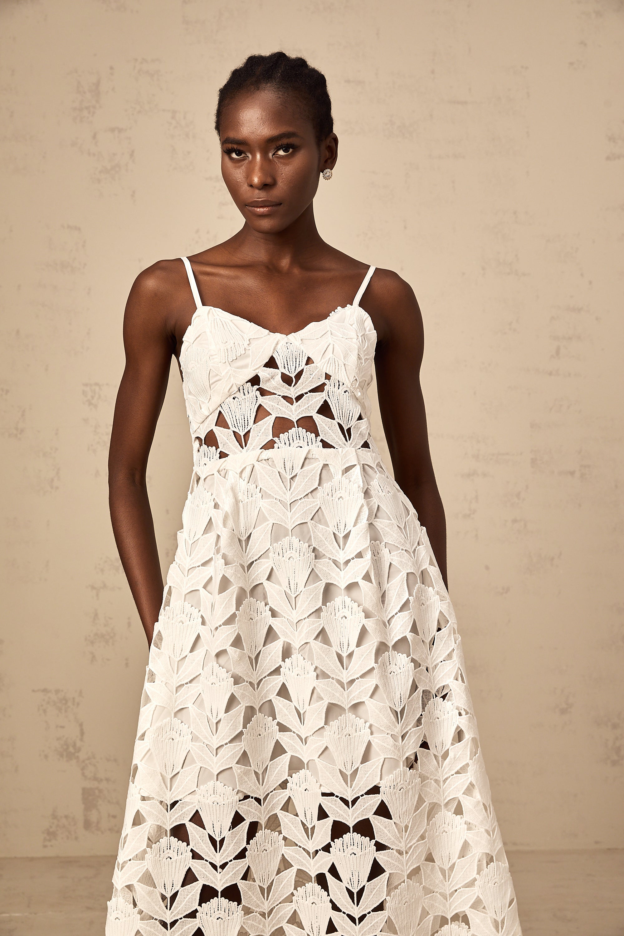 فستان دلفين متوسط الطول من الدانتيل بفتحة بيضاء