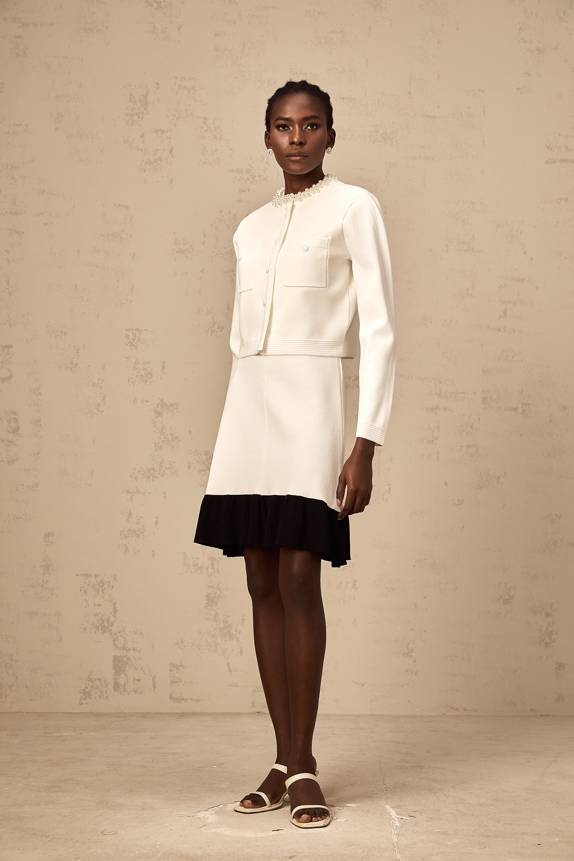 Coralie – Weiße Strickjacke mit Kunstperlen