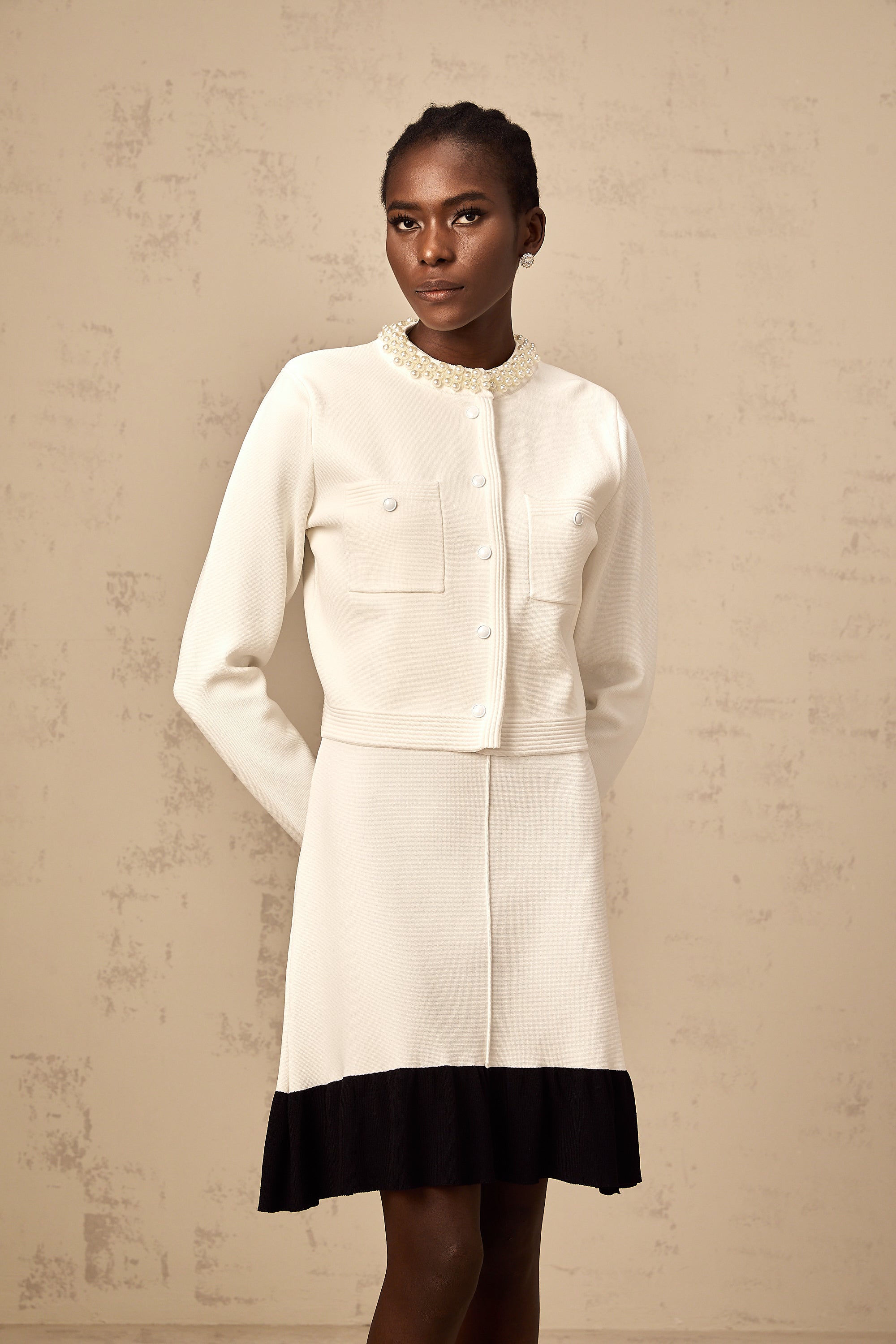 Coralie – Weiße Strickjacke mit Kunstperlen