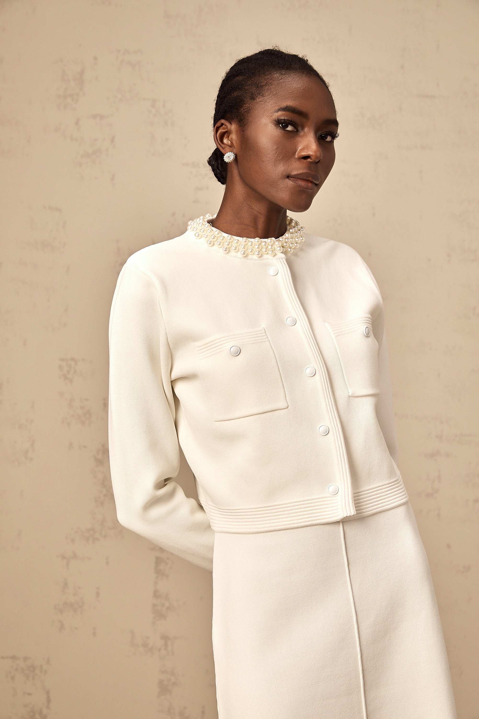 Coralie – Weiße Strickjacke mit Kunstperlen