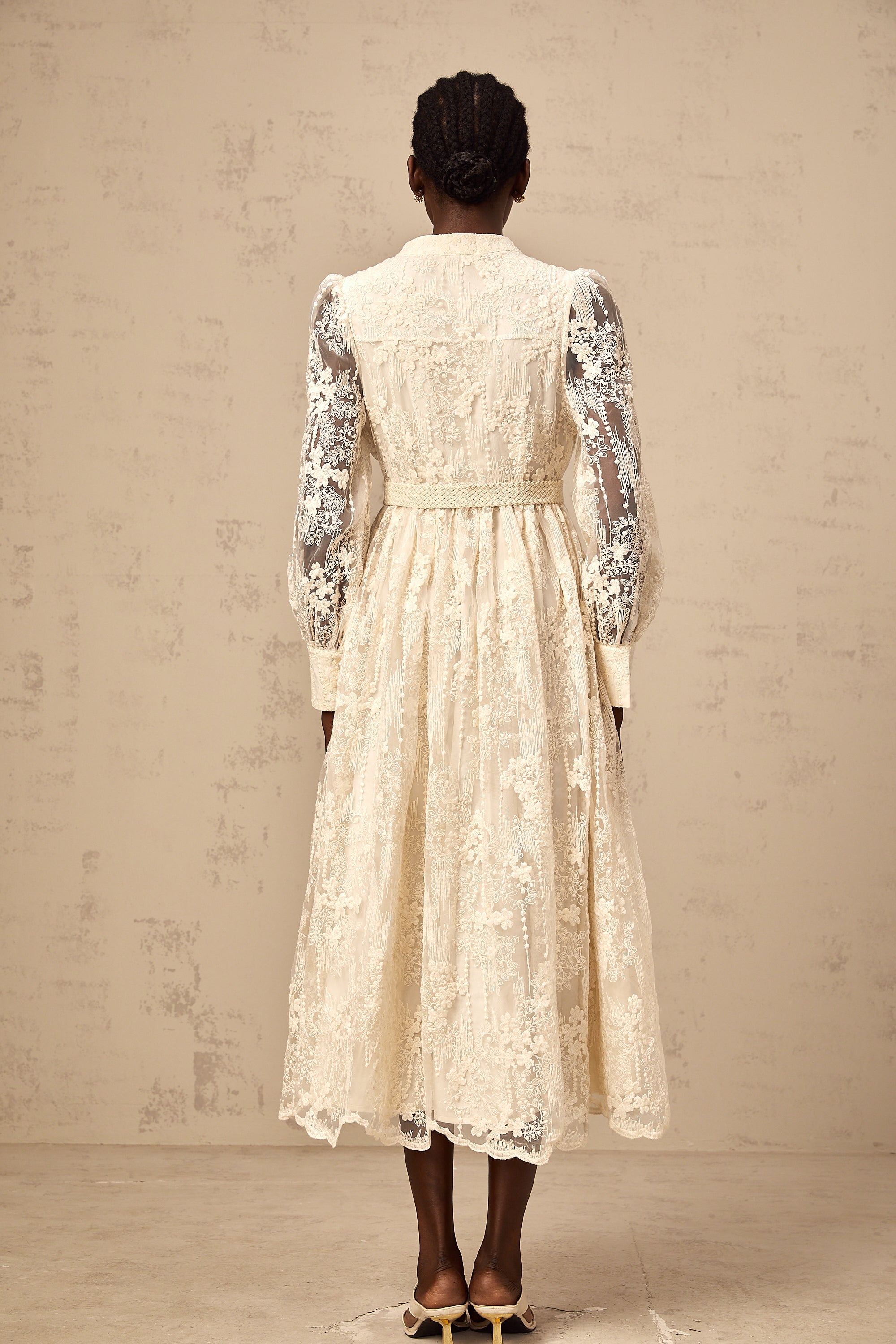 فستان روكسان متوسط الطول مطرز بالدانتيل بألوان محايدة