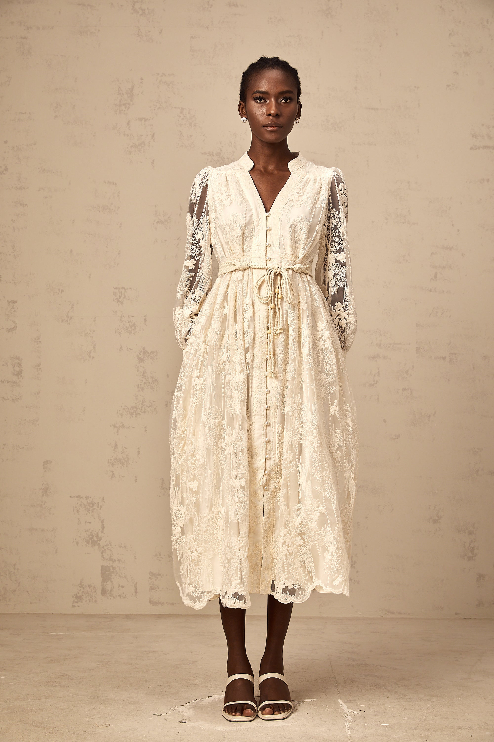 فستان روكسان متوسط الطول مطرز بالدانتيل بألوان محايدة