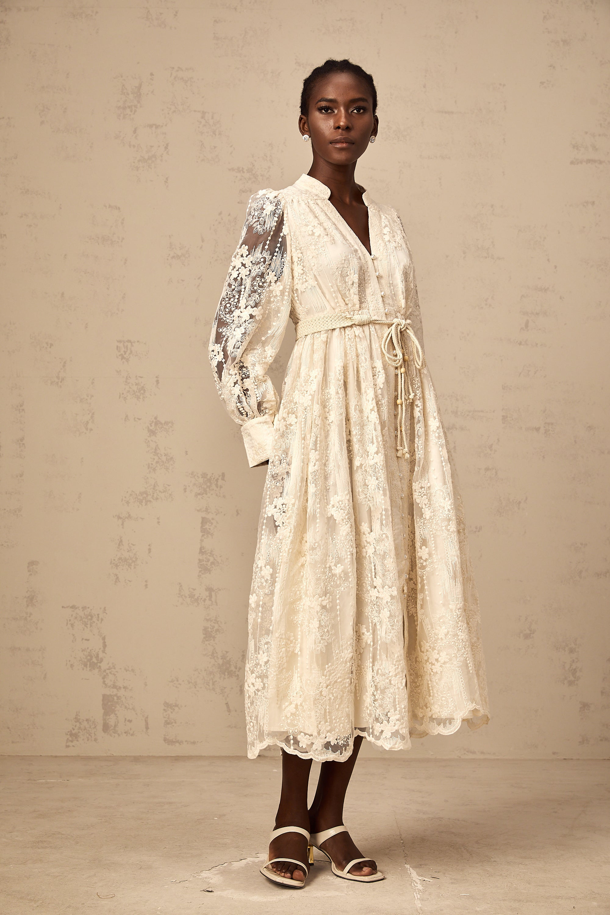 فستان روكسان متوسط الطول مطرز بالدانتيل بألوان محايدة