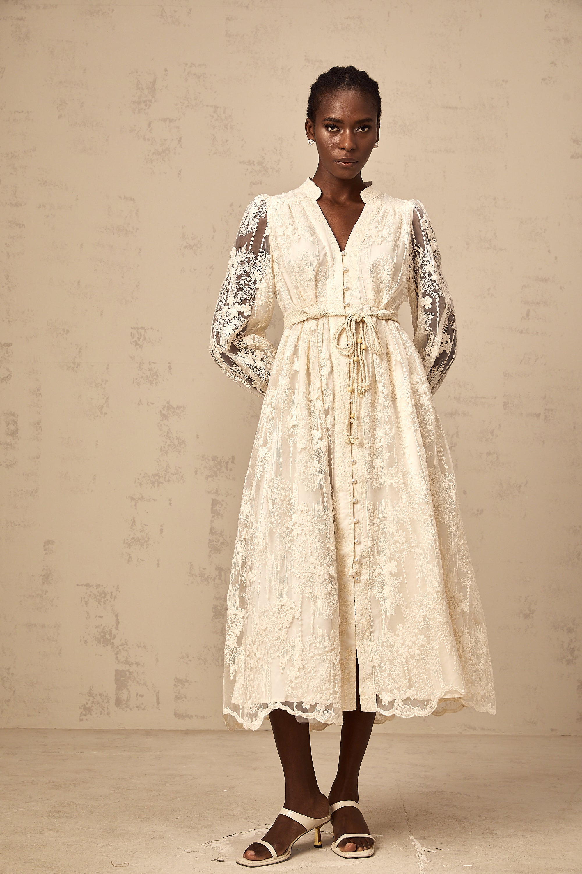 فستان روكسان متوسط الطول مطرز بالدانتيل بألوان محايدة