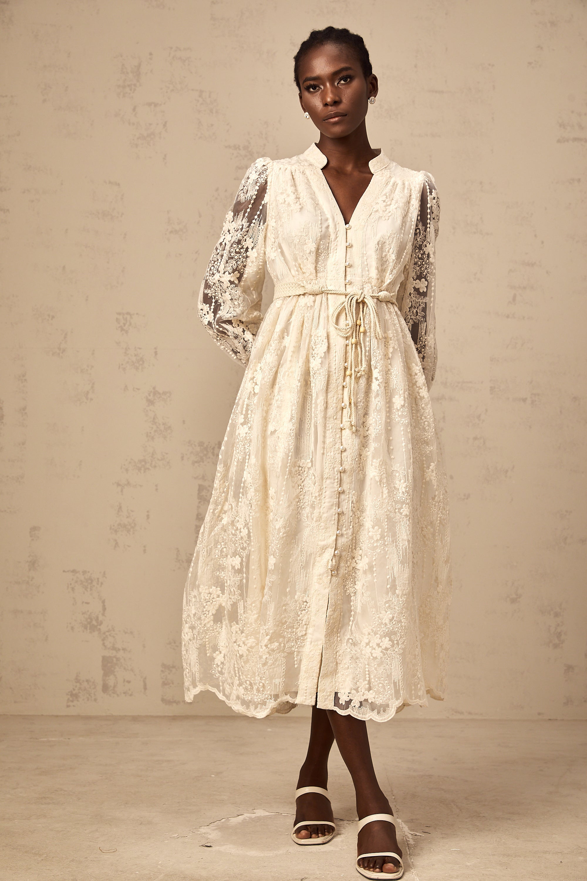 فستان روكسان متوسط الطول مطرز بالدانتيل بألوان محايدة