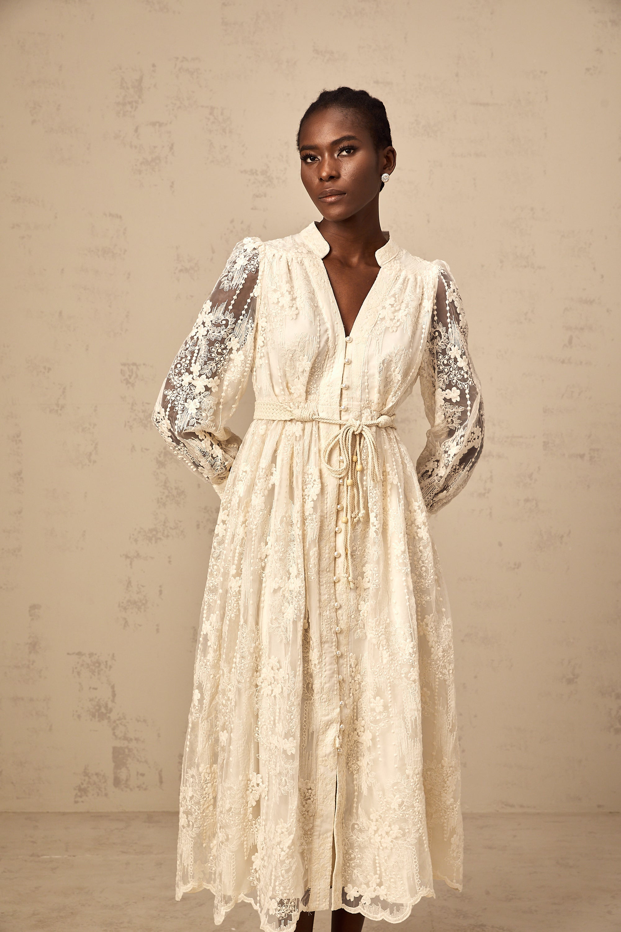 فستان روكسان متوسط الطول مطرز بالدانتيل بألوان محايدة