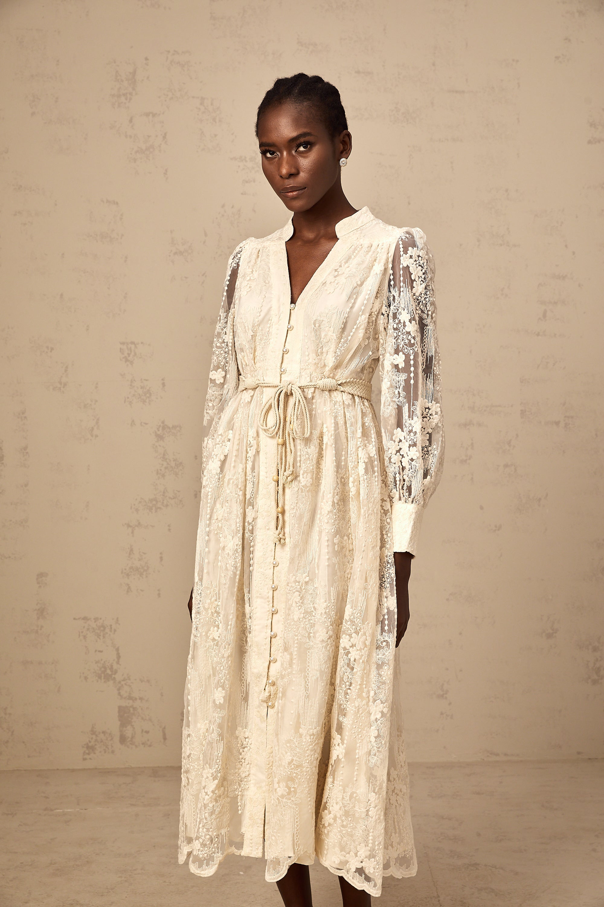 فستان روكسان متوسط الطول مطرز بالدانتيل بألوان محايدة