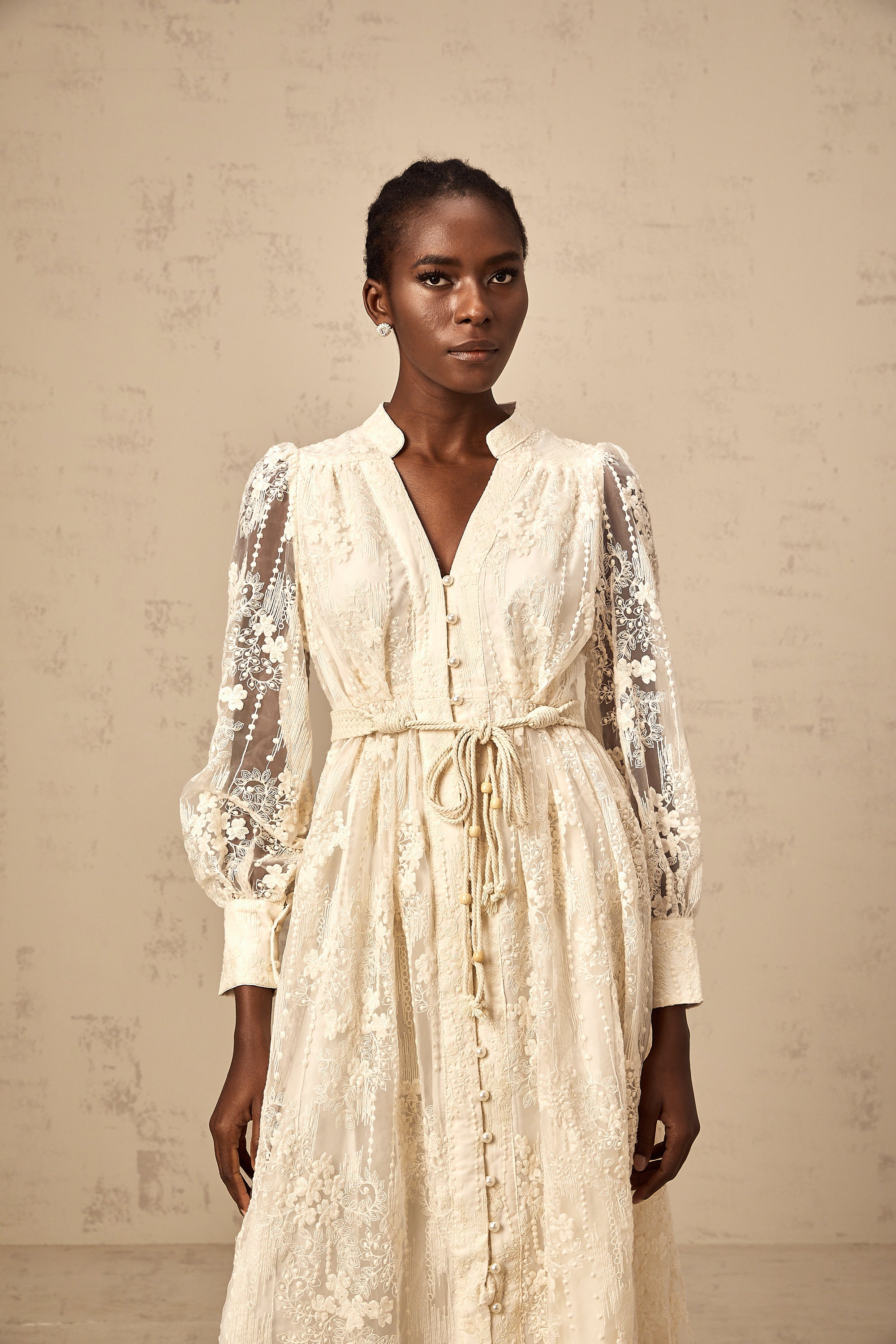 فستان روكسان متوسط الطول مطرز بالدانتيل بألوان محايدة