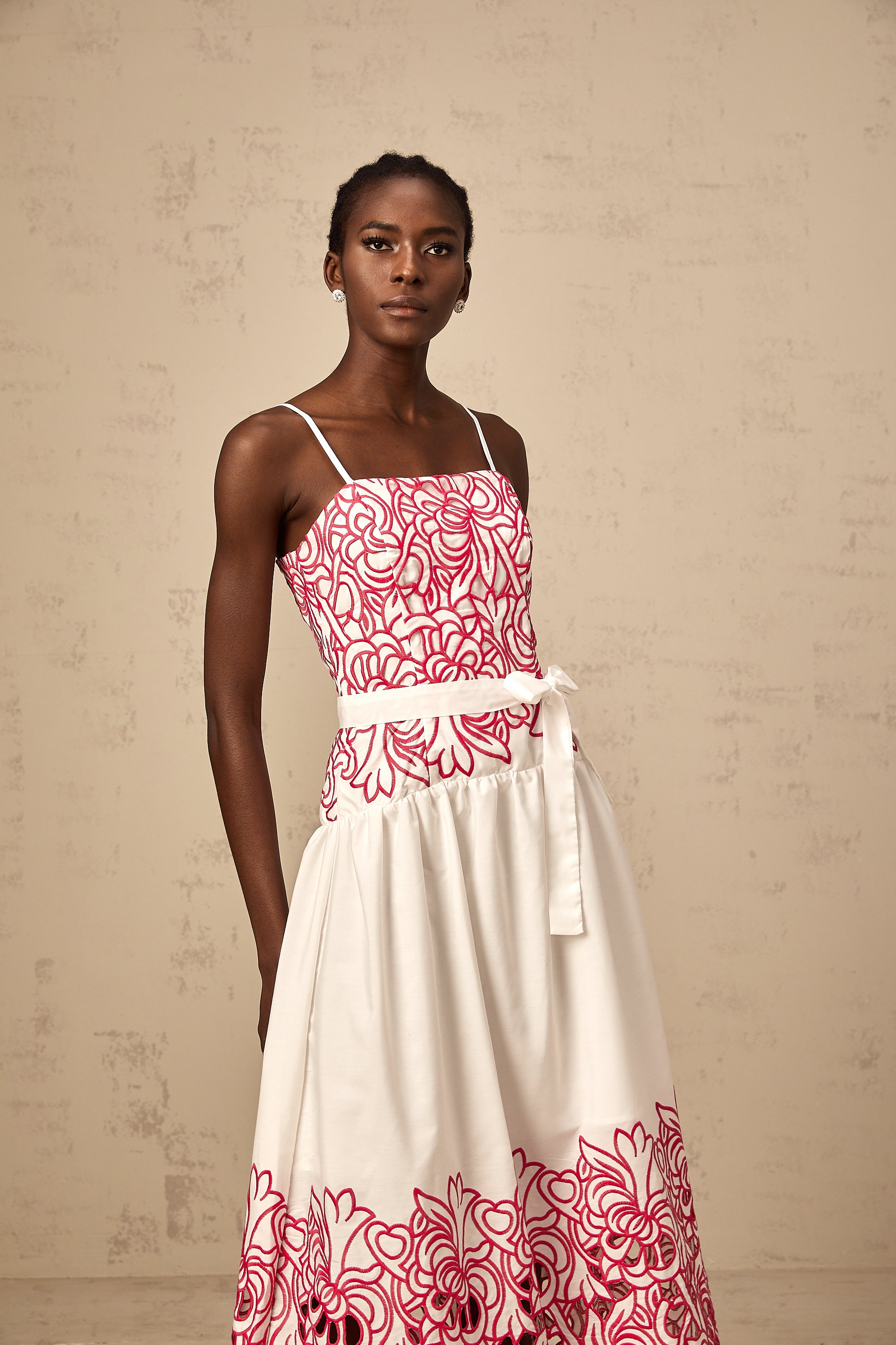 فستان بياتريس متوسط الطول مطرز بفتحات وردية اللون