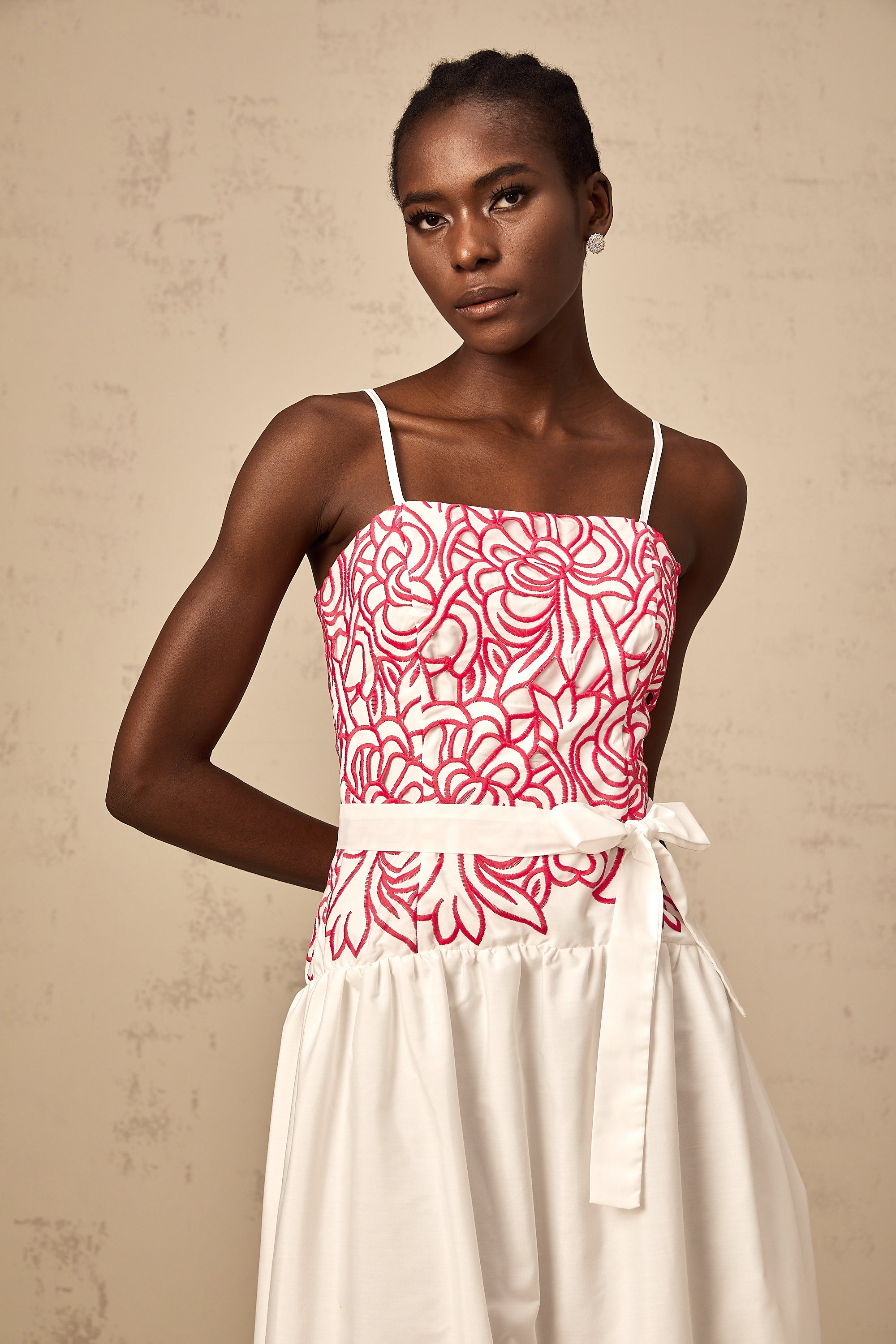 فستان بياتريس متوسط الطول مطرز بفتحات وردية اللون