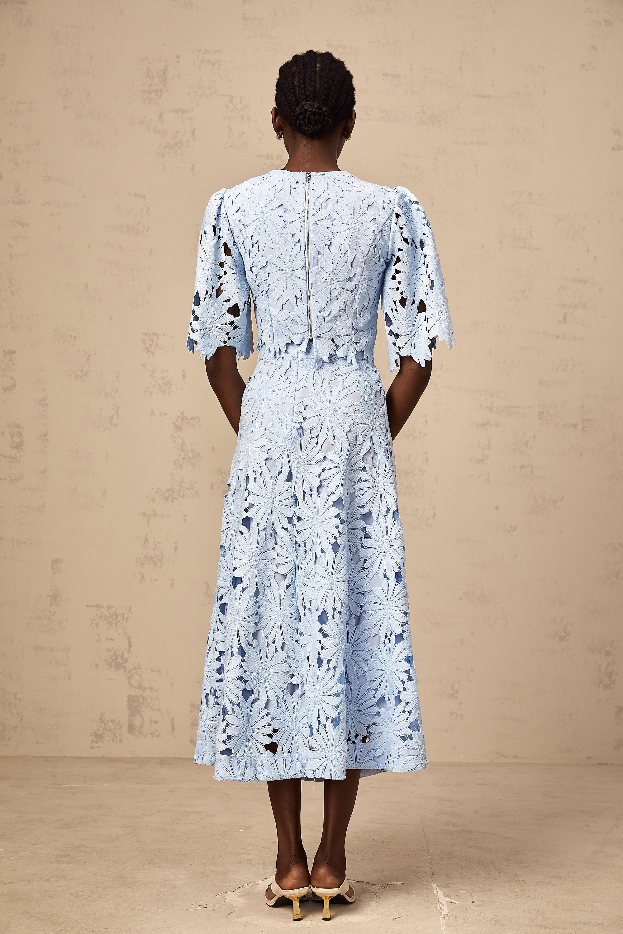 طقم أودري بلو مكون من بلوزة وتنورة متناسقتين من الدانتيل المزخرف