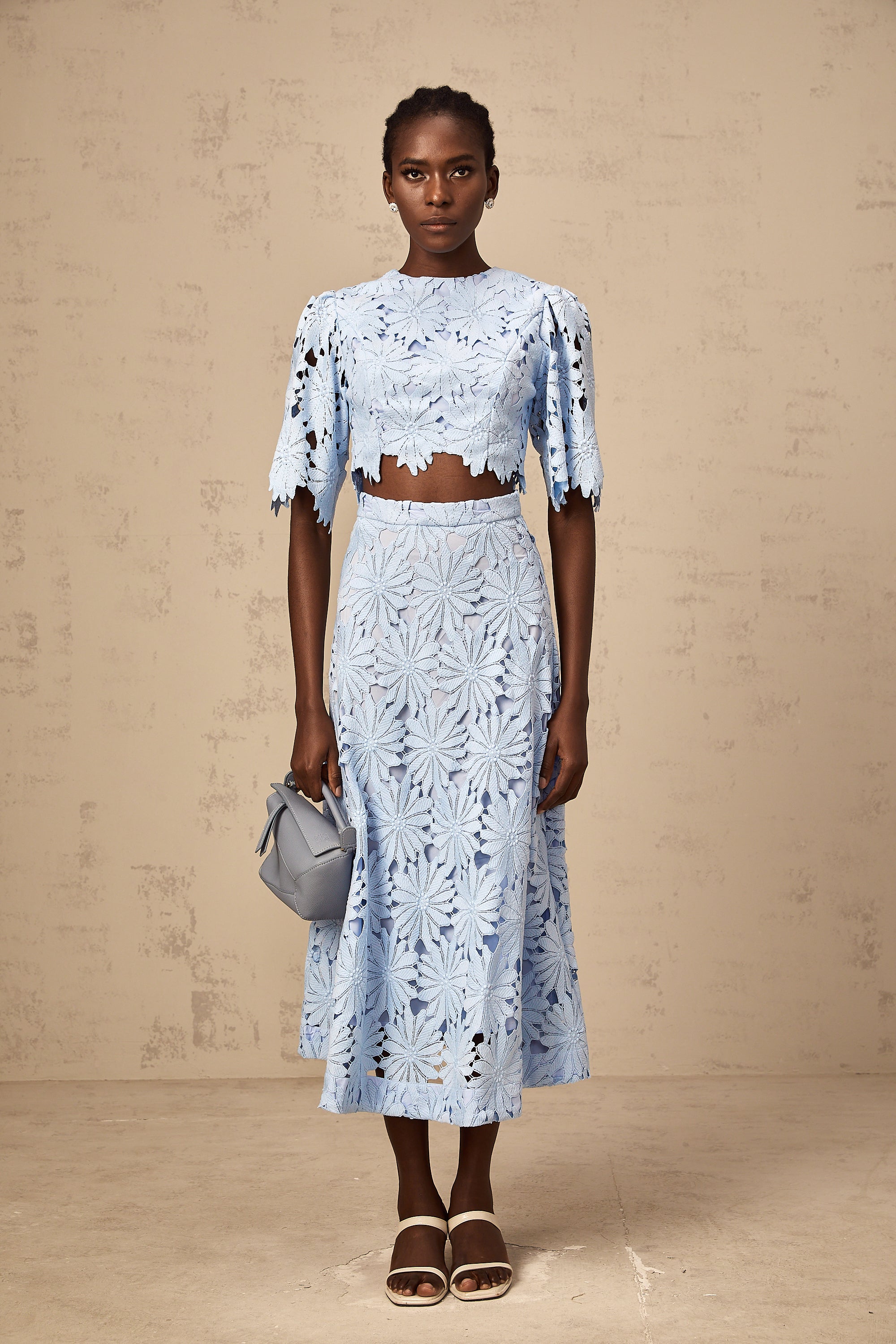 طقم أودري بلو مكون من بلوزة وتنورة متناسقتين من الدانتيل المزخرف