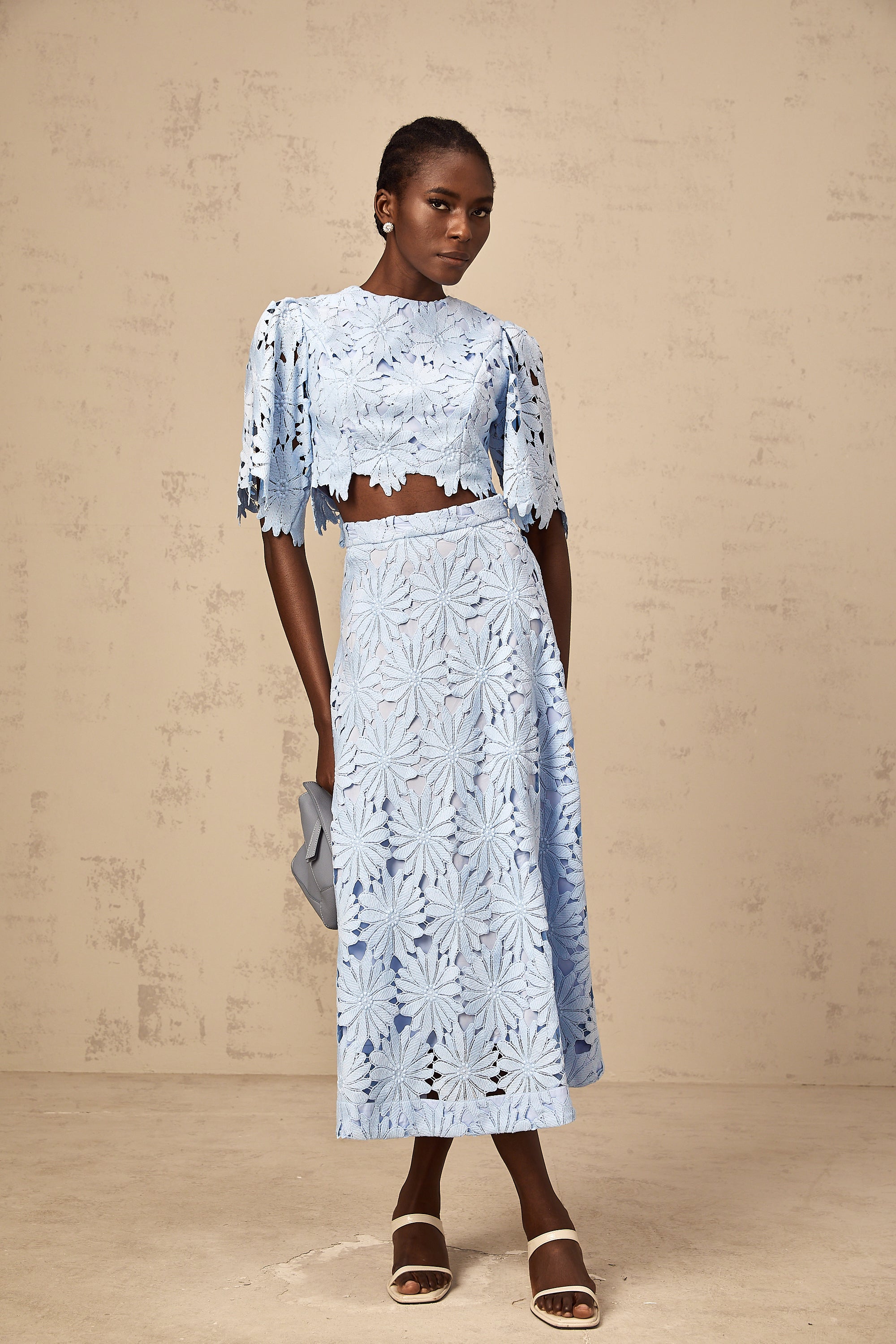 طقم أودري بلو مكون من بلوزة وتنورة متناسقتين من الدانتيل المزخرف