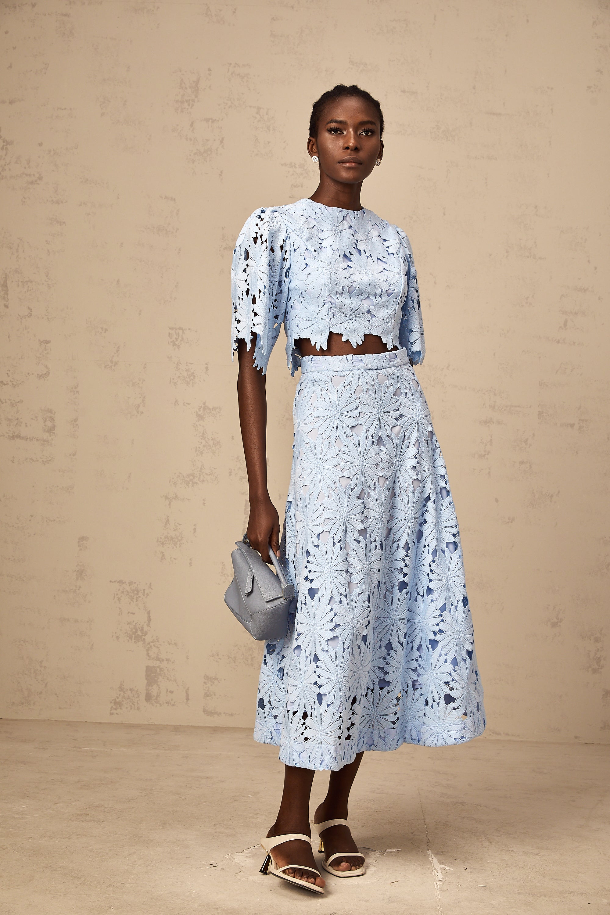 طقم أودري بلو مكون من بلوزة وتنورة متناسقتين من الدانتيل المزخرف