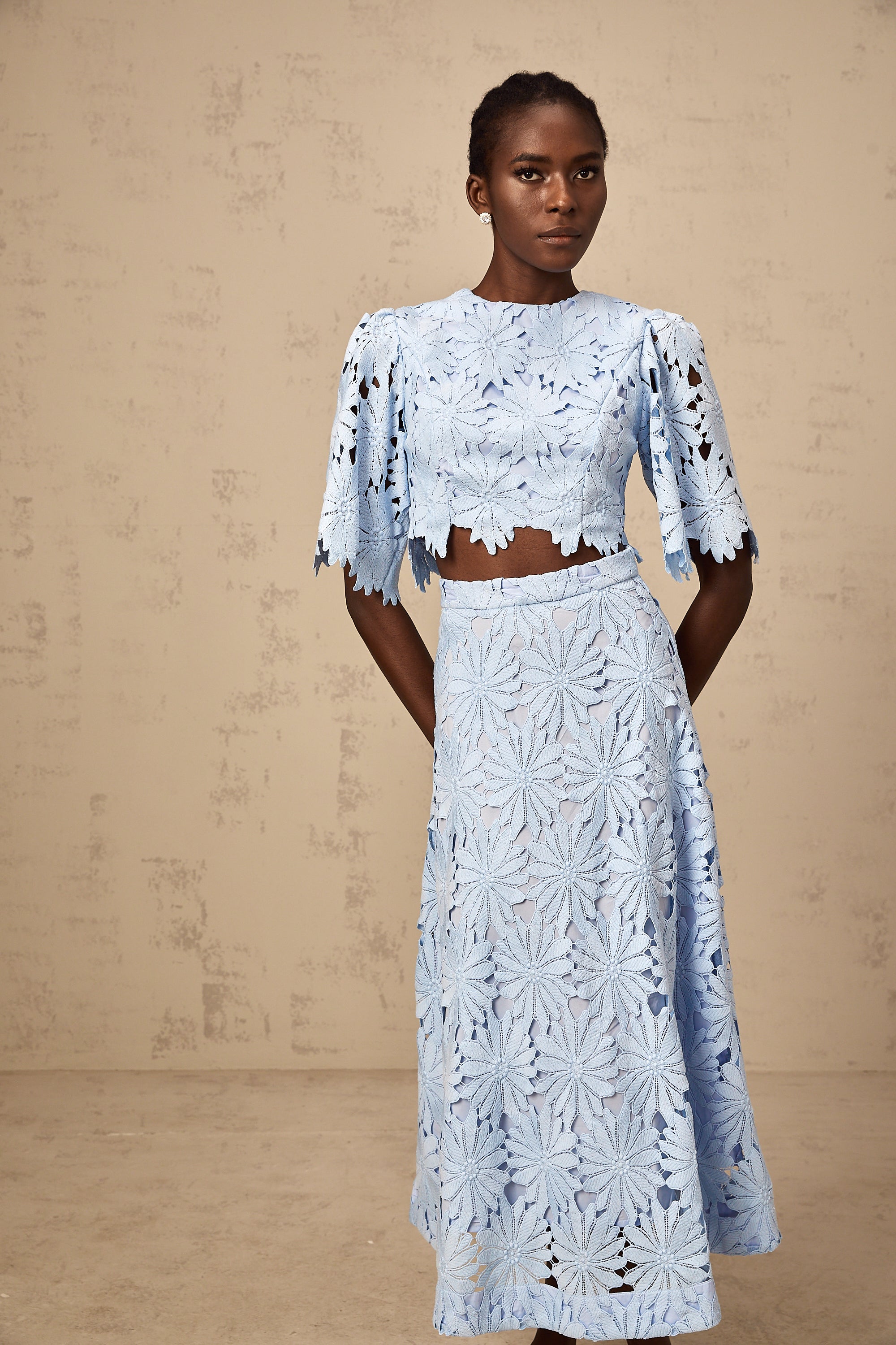 طقم أودري بلو مكون من بلوزة وتنورة متناسقتين من الدانتيل المزخرف