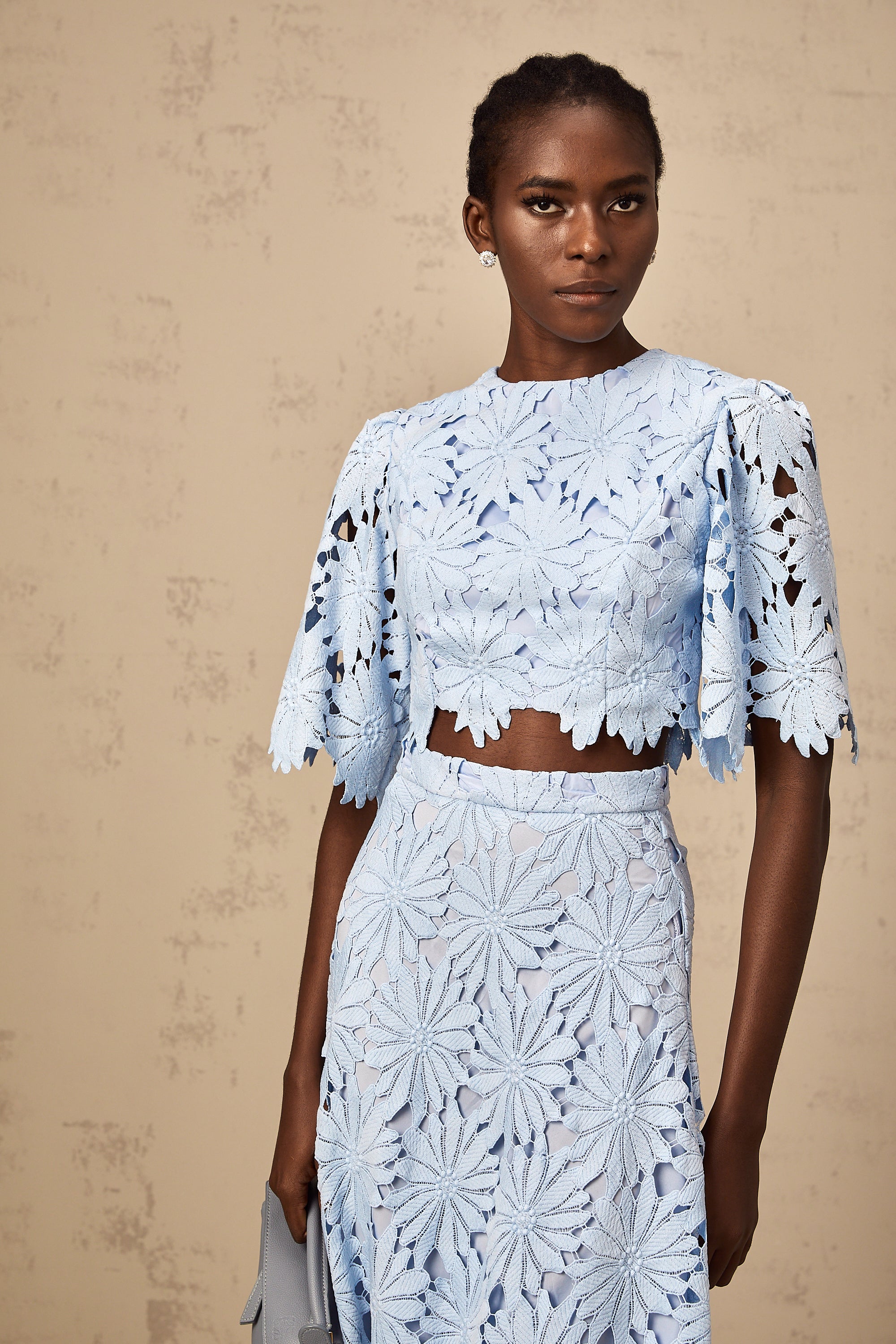 طقم أودري بلو مكون من بلوزة وتنورة متناسقتين من الدانتيل المزخرف