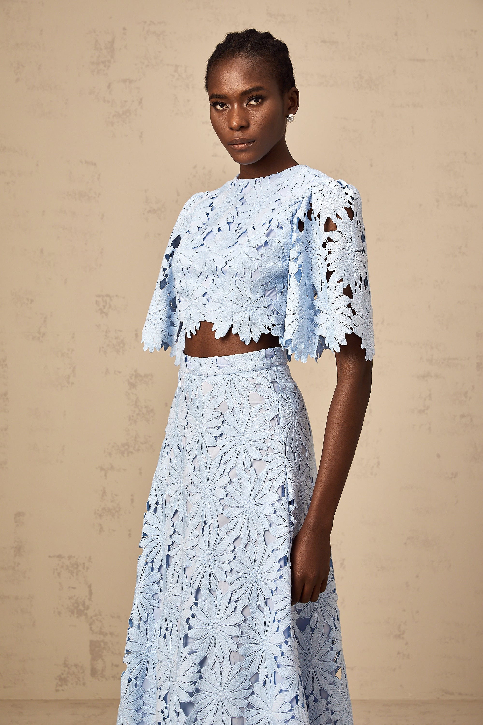 طقم أودري بلو مكون من بلوزة وتنورة متناسقتين من الدانتيل المزخرف