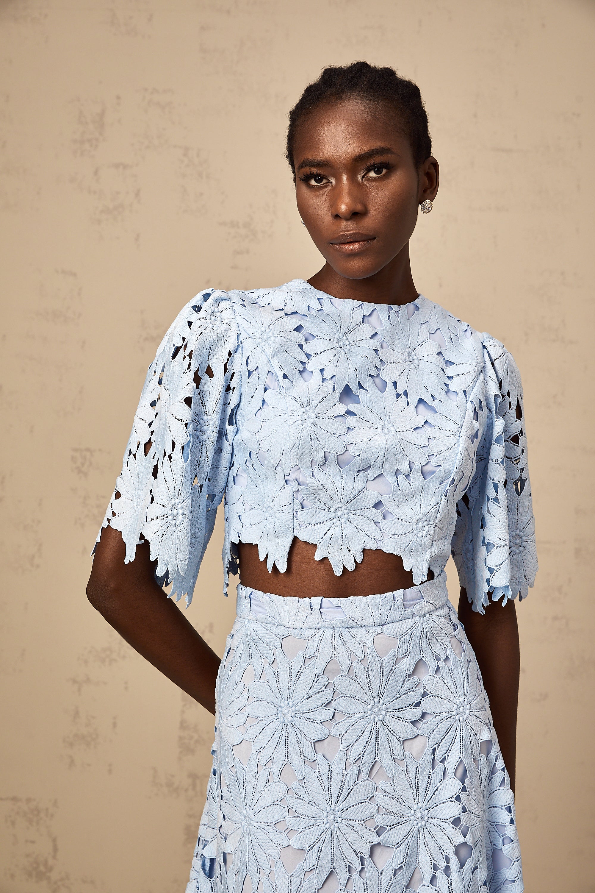 طقم أودري بلو مكون من بلوزة وتنورة متناسقتين من الدانتيل المزخرف